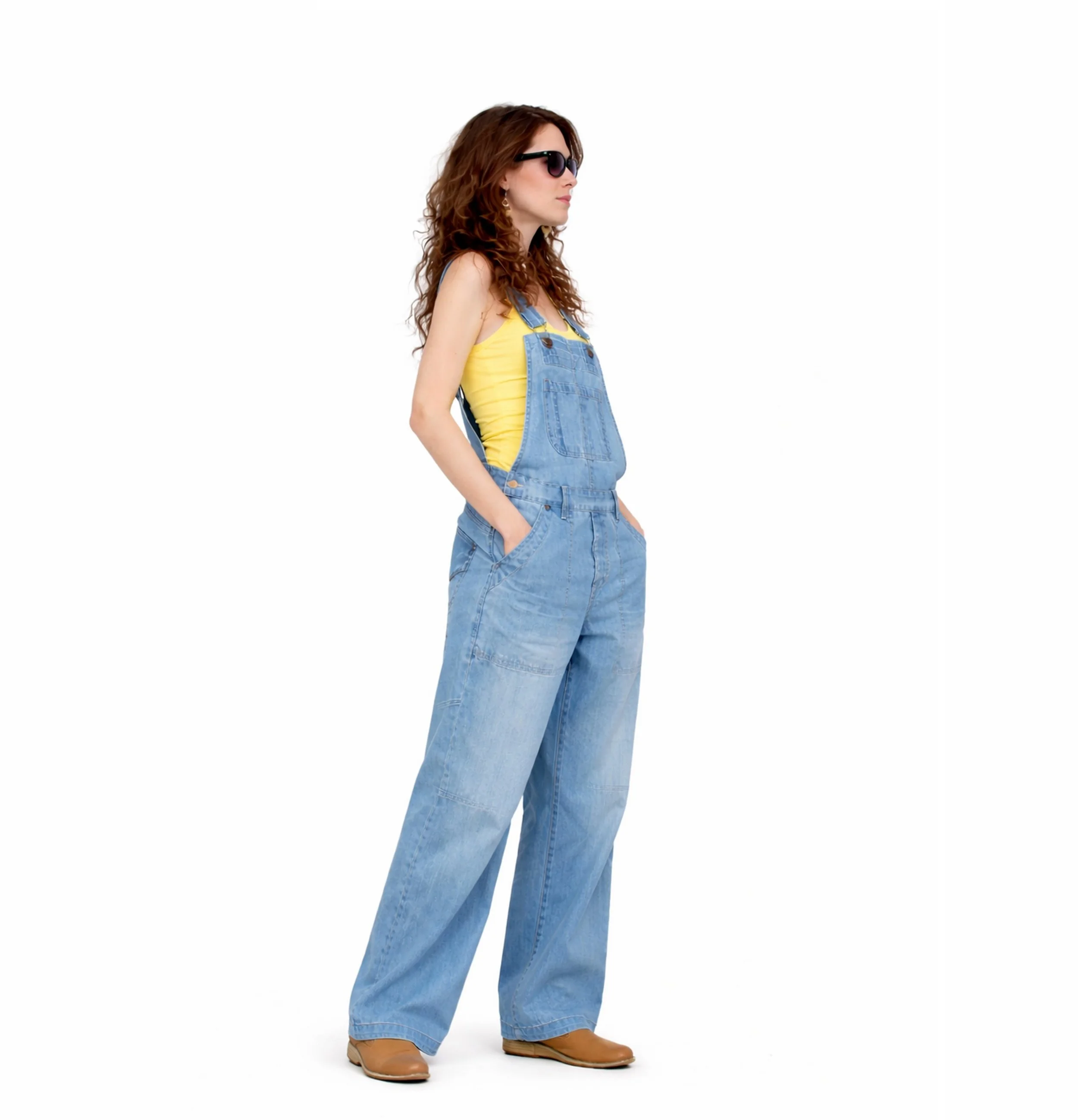 salopette tendance en jean large pour femme de profil.jpg
