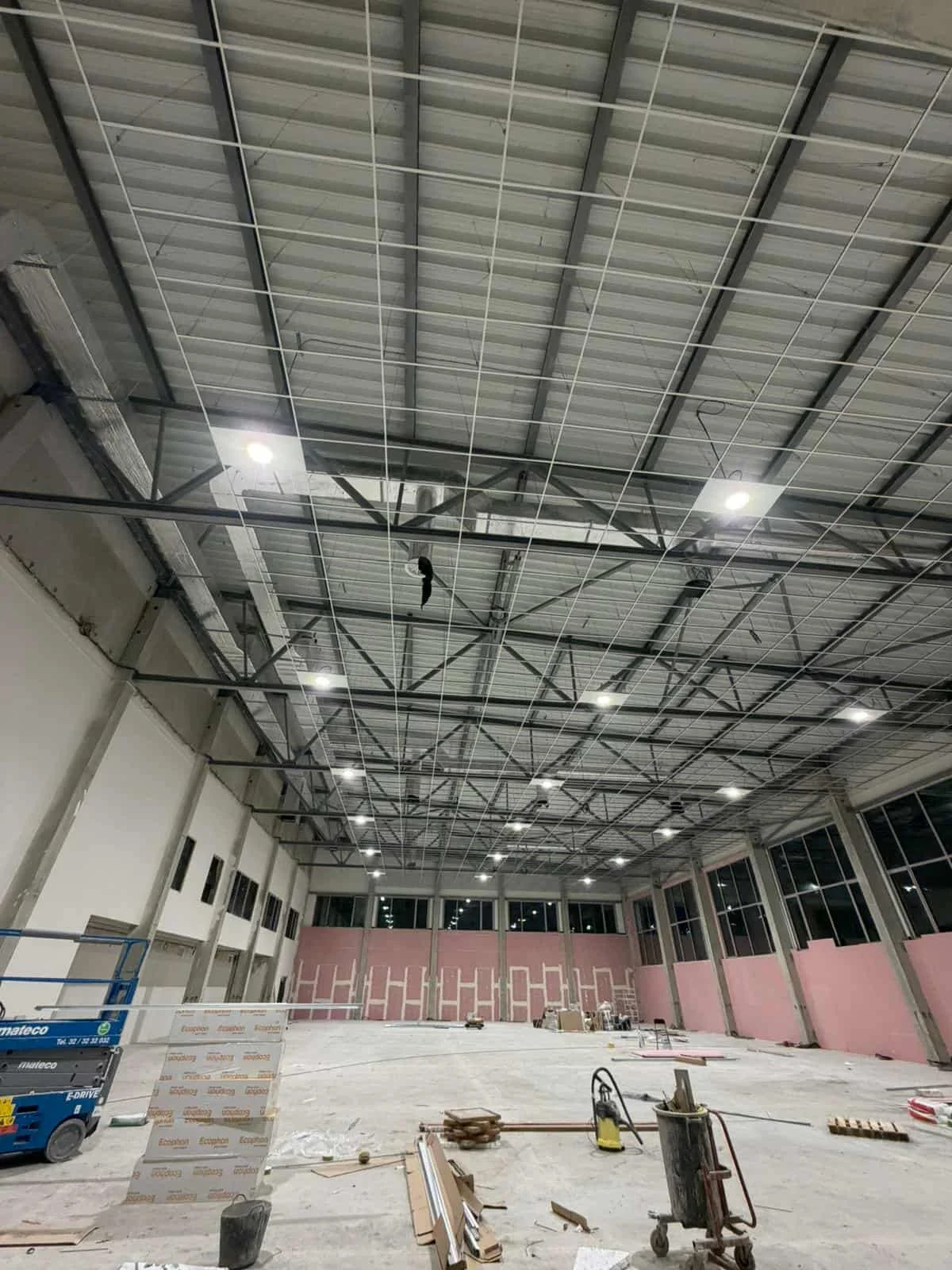 Profesjonalny montaż instalacji sufitowych, systemów DSO i SSP w obiektach komercyjnych