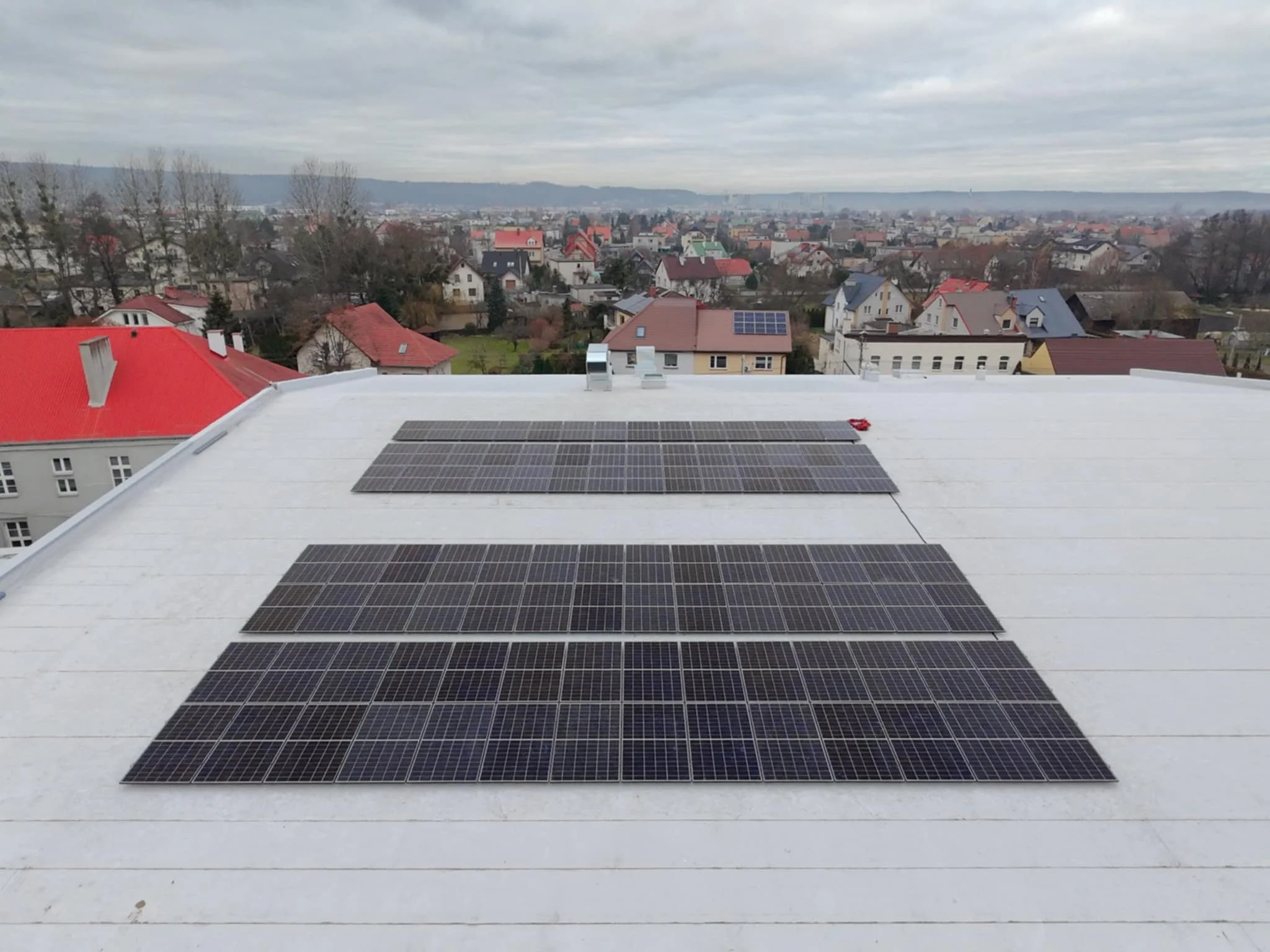 Magazyny energii i instalacje PV pracujące całą dobę – nowoczesna energetyka dla biznesu