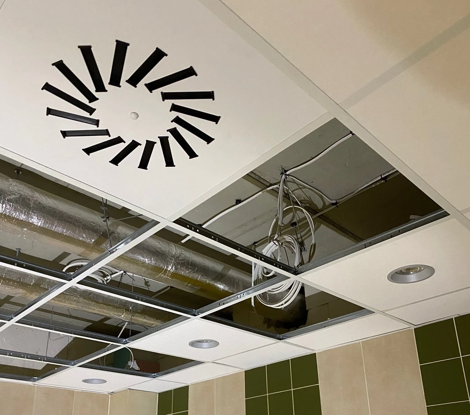 Montaż tras kablowych i infrastruktury elektrycznej w hali przemysłowej