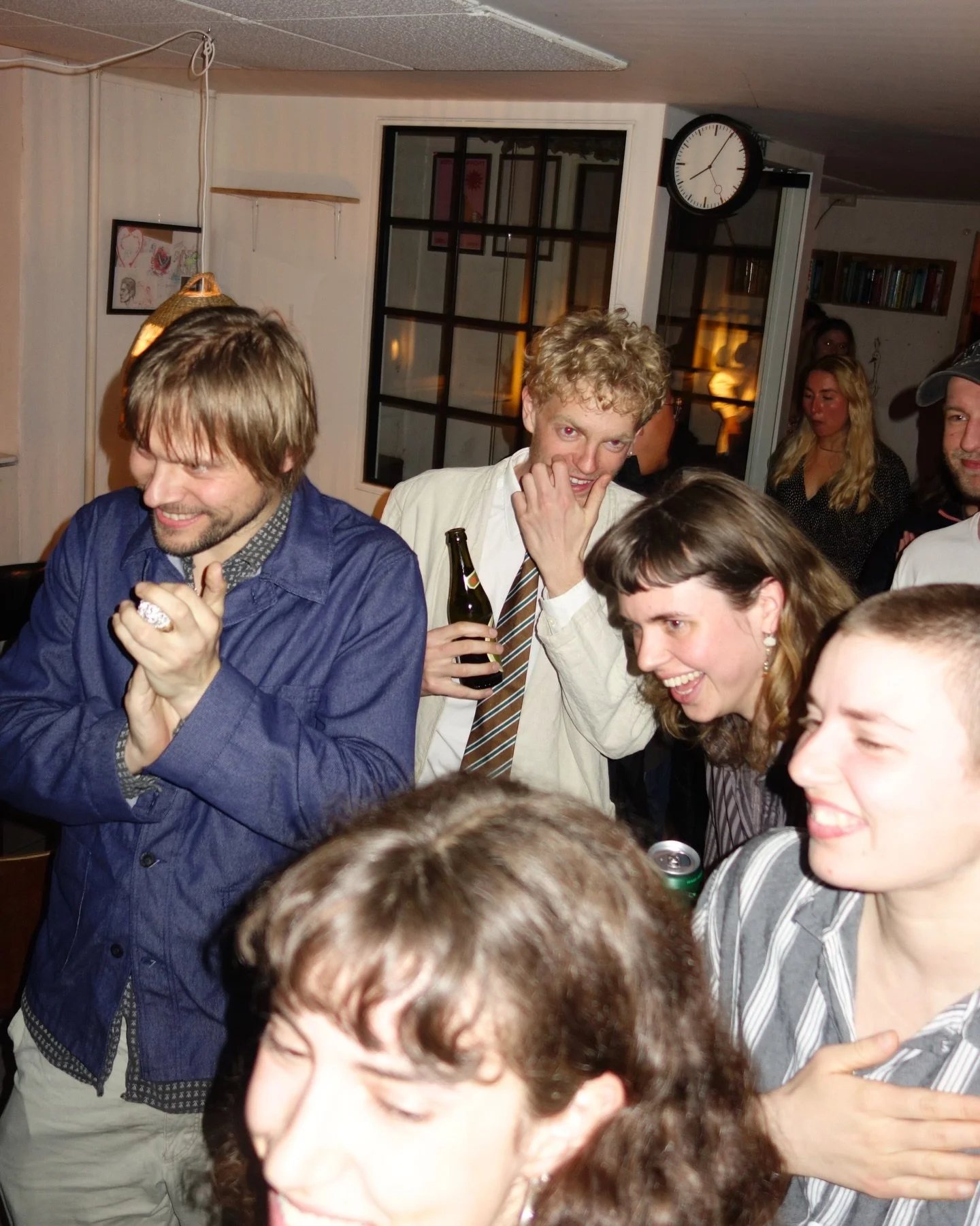 Okay for en ud-af-kroppen-agtig uge her p&aring; jordskredkontoret 🤯

Tre folkevalgte. To 1. suppleanter. 12.019 stemmer p&aring; vores fem modige kandidater. At sige, at det har v&aelig;ret nogle vilde dage, ville vist v&aelig;re en underdrivelse. 