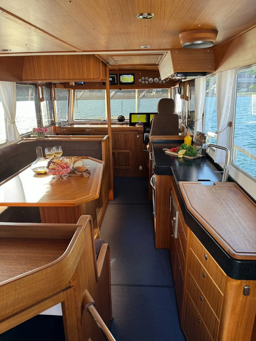 Targa 46 main salon