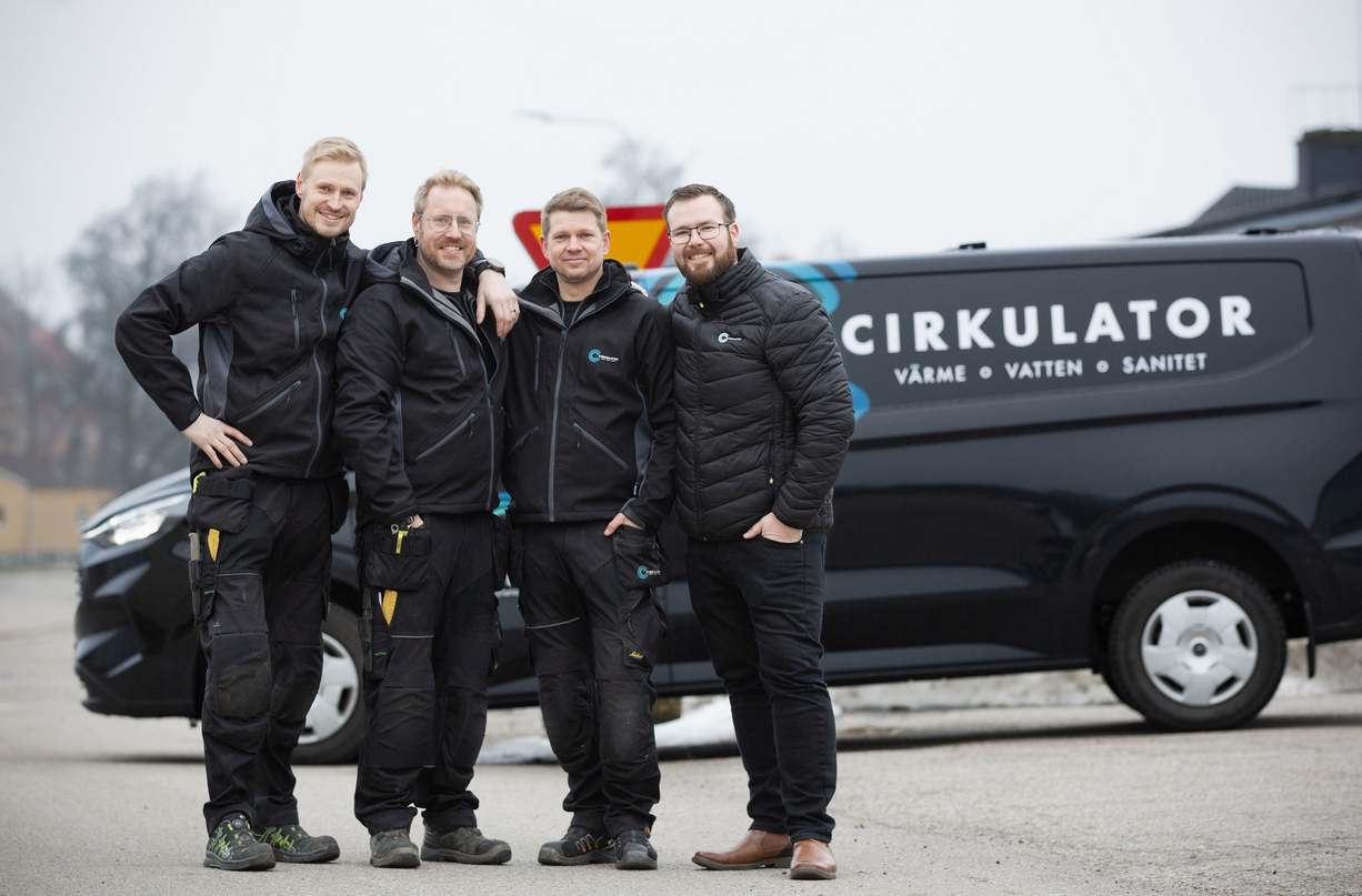 Cirkulators erfarna VVSare står vid skåpbilar