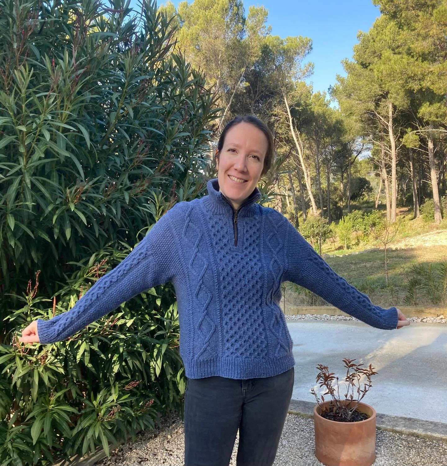 Bonjour &agrave; tous ! Je me pr&eacute;sente : Pauline, passionn&eacute;e de tricot et autres arts manuels 😊 
En plus du tricot j&rsquo;aime bien coudre, cr&eacute;er des bijoux et dessiner (surtout colorier ^^). 

J&rsquo;ai commenc&eacute; &agrav