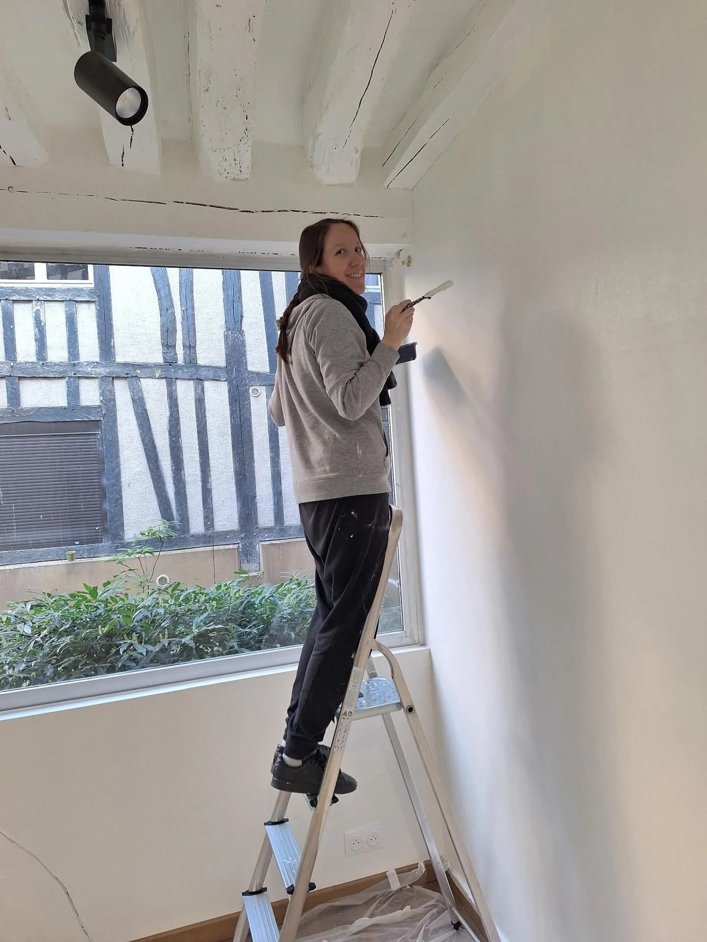 Un petit r&eacute;sum&eacute; de ces derniers jours ! Entre mails &agrave; envoyer et commandes &agrave; passer, le local a &eacute;t&eacute; repeint et une partie des meubles a &eacute;t&eacute; mont&eacute;e ! 
L&rsquo;am&eacute;nagement est le th&