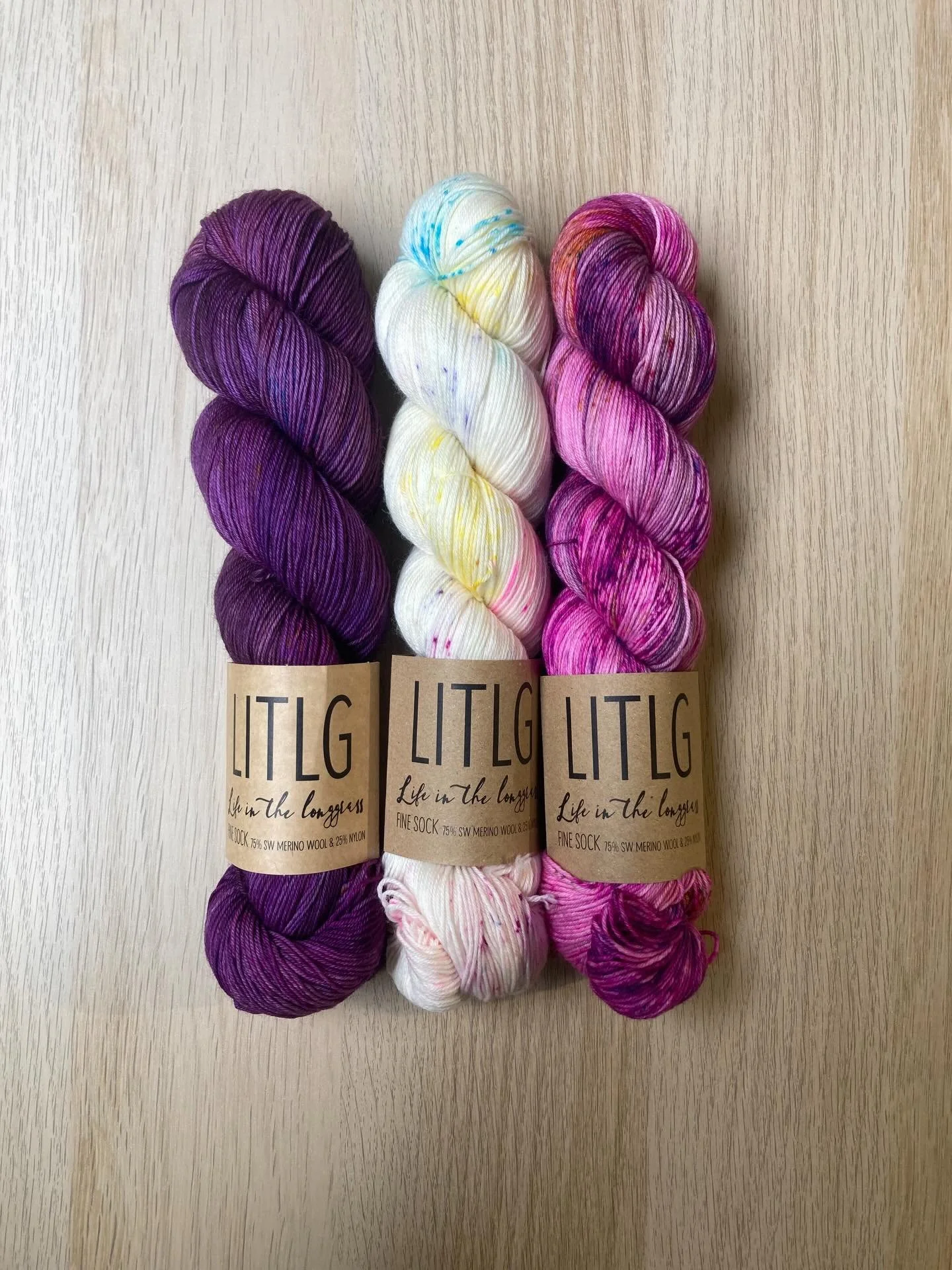 La Fine Sock (75% m&eacute;rinos 25% nylon) de @litlg est arriv&eacute;e en boutique ! Ce fil est id&eacute;al pour r&eacute;aliser des chaussettes mais &eacute;galement des ch&acirc;les ou des pulls 😊🧶
#desmaillesetdescouleurs #lifeinthelonggrass 