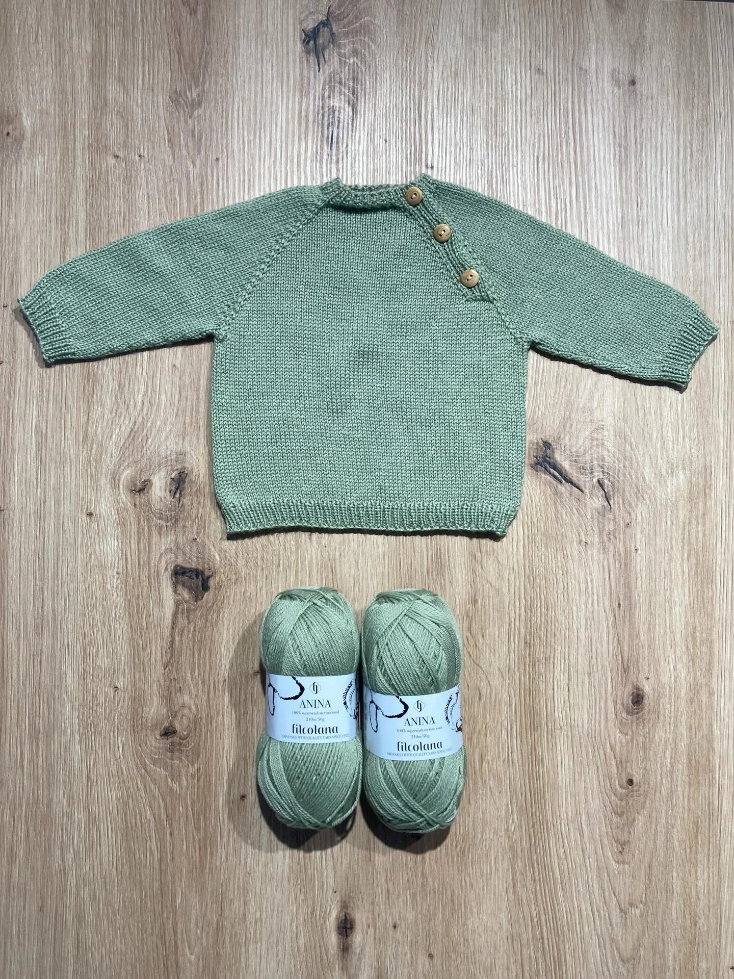 Pull Seaside de @petiteknit en Anina de @filcolana 🧶
La Anina est un fil 100% m&eacute;rinos superwash id&eacute;al pour la layette (ou pour les pulls des plus grands 😊)
Elle est disponible en boutique dans de nombreuses couleurs !

#desmaillesetde