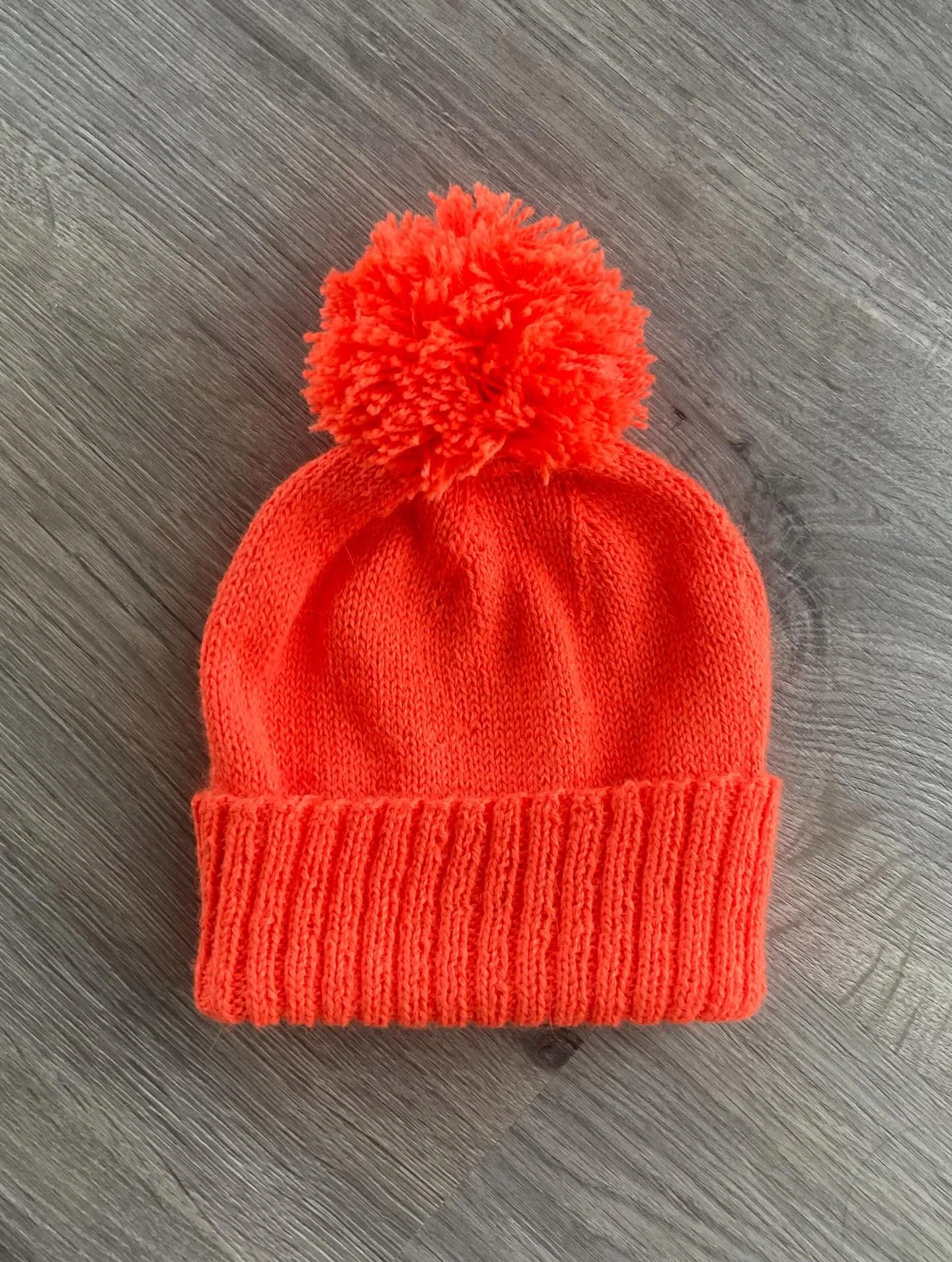 Bonnet en Babyalpaca de @bcgarn 😊 Je l&rsquo;ai tricot&eacute; en double et utilis&eacute; un peu moins de deux &eacute;cheveaux de 50g. Ce fil est tr&egrave;s doux et disponible dans une jolie gamme de couleurs ! 🧶

#desmaillesetdescouleurs #bcgar