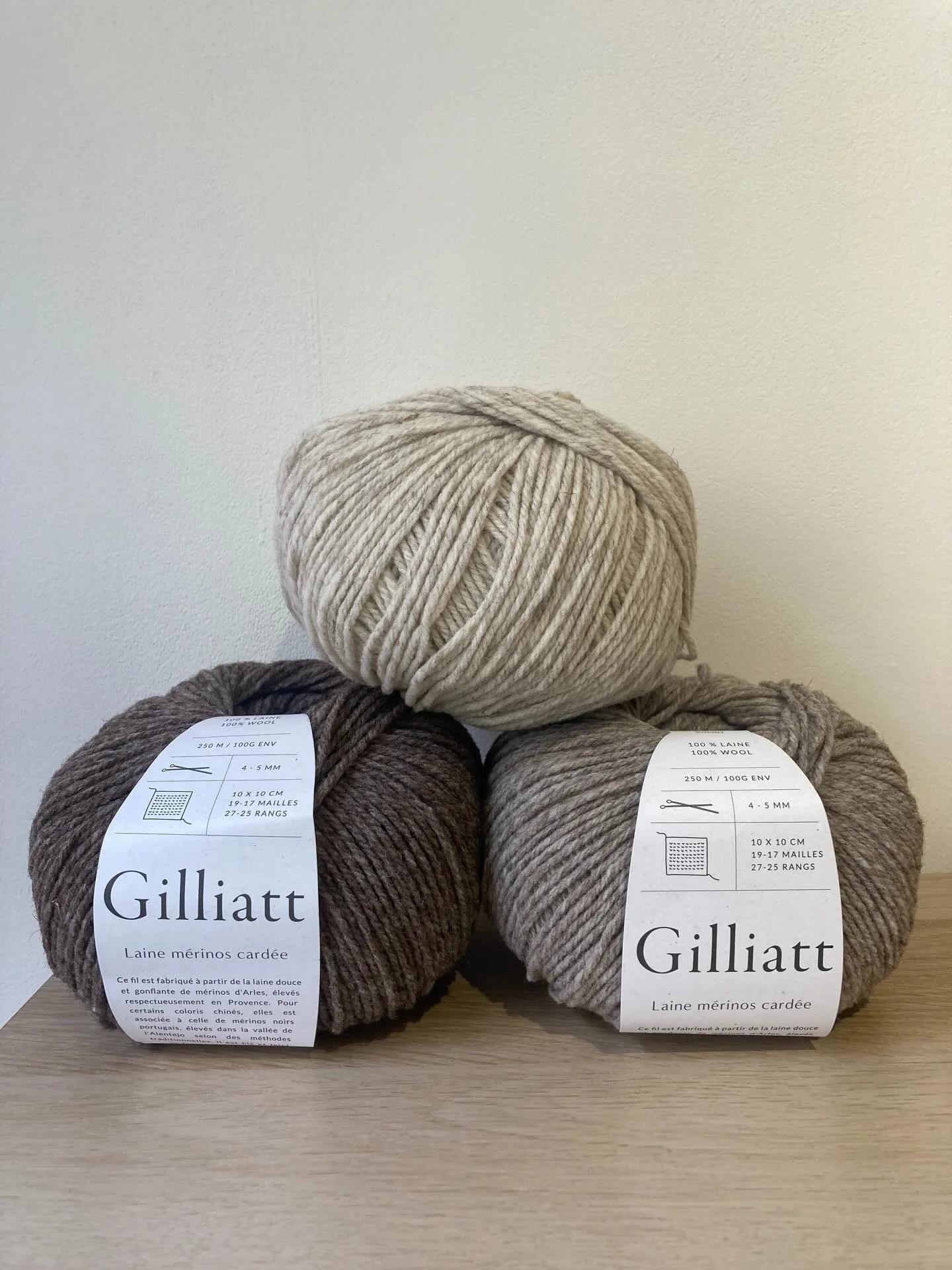 La Gilliatt et la Ulysse de @dererumnatura sont en boutique ! Je suis tr&egrave;s contente de pouvoir vous proposer cette marque fran&ccedil;aise 😊

#desmaillesetdescouleurs #dererumnatura #dererumnaturaulysse #dererumnaturagilliatt