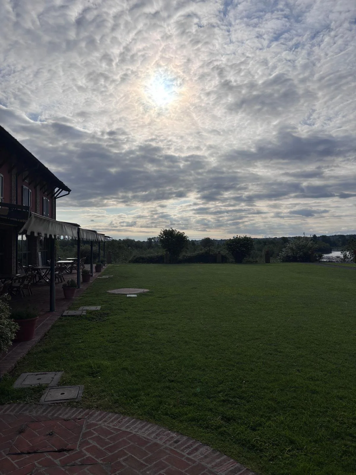 Ci sono posti che ti fanno rallentare senza chiederti il permesso.
Dopo la clinic di mercoled&igrave; ho dormito qui @croaravecchia.it  B&amp;B Croara Vecchia. Niente caos, niente fretta. Solo silenzio, luce bassa la sera e la sensazione di essere to