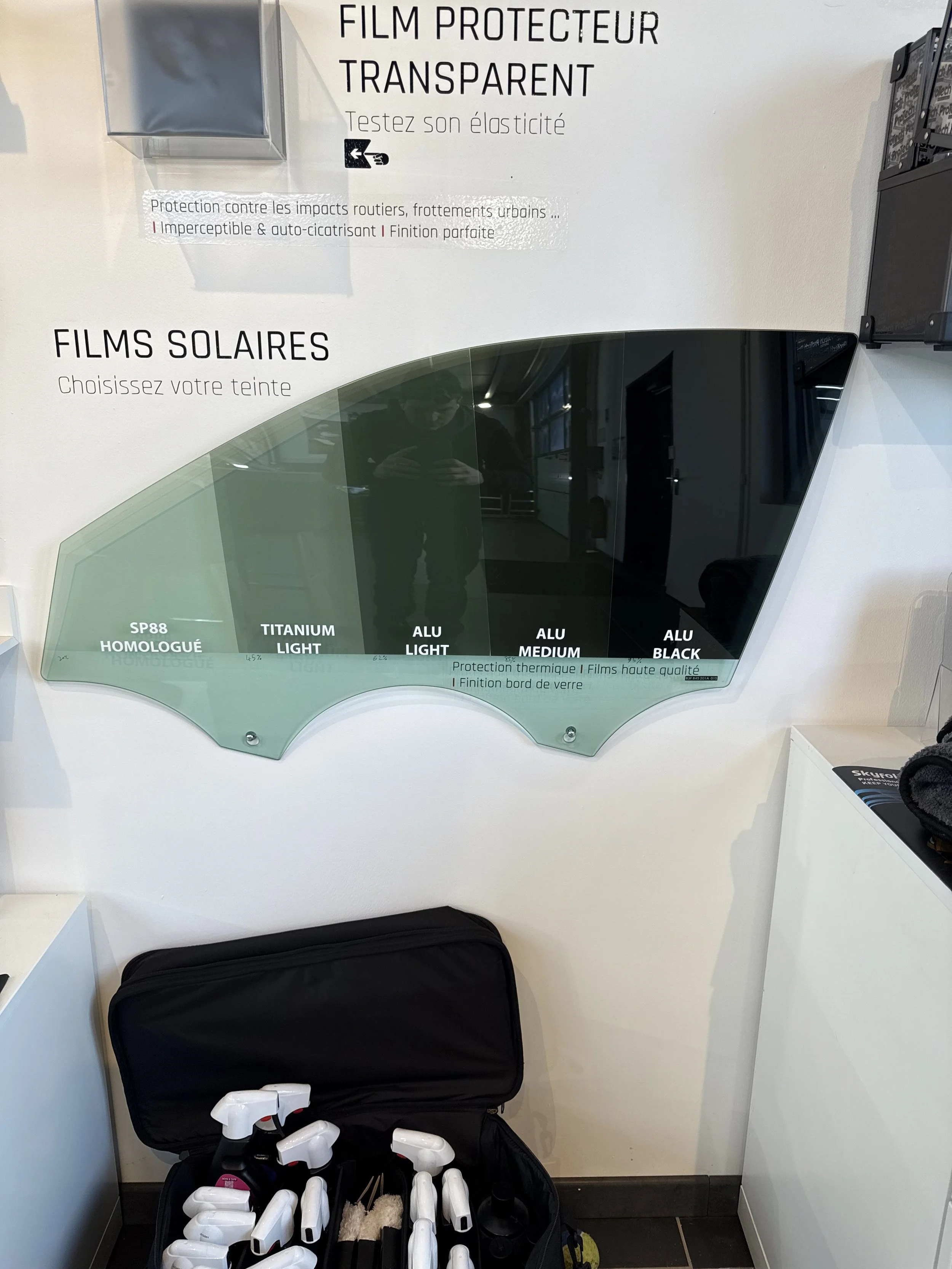 Panneau de présentation de films solaires et outils pour pose de vitres teintées à Perrignier (74)