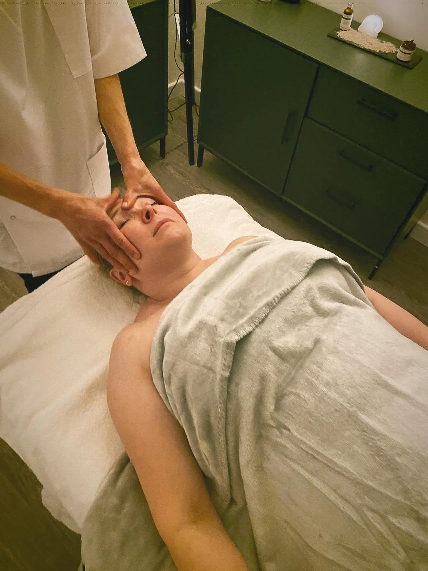 Over 1 in 2 people experience headaches.

Tension in the neck and jaw, stress, screen time, dehydration &ndash; your body is signalling that it needs a pause.

Gentle facial and cranial therapy can help to:
&bull; release built-up tension
&bull; impr