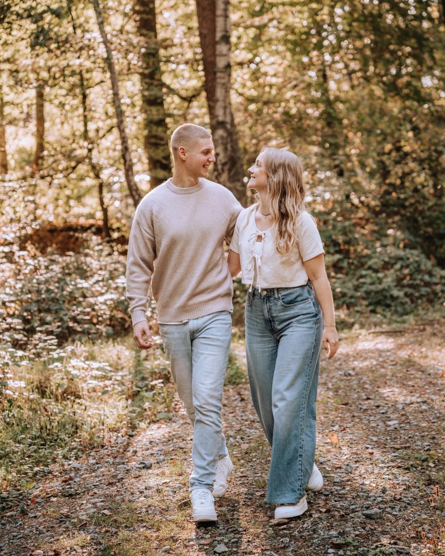 Im Oktober hatte ich die beiden M&auml;use vor meiner Kamera und was soll ich sagen&hellip;s&uuml;&szlig;er gehts nicht 🥹🫶🏻

#coupleshooting #couplephotography #verlobungsshooting #herbstshooting #paarfotografie