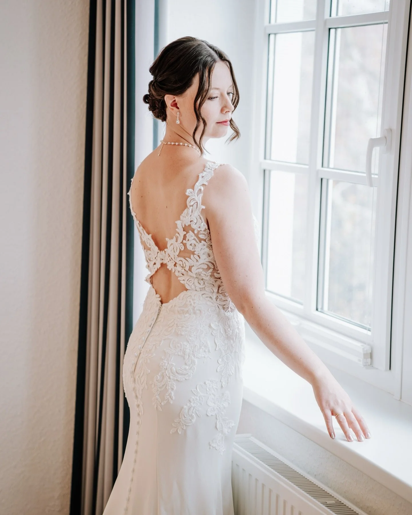 a bridal moment full of softness &amp; intention. 🤍

Das Getting Ready ist oft der ruhigste Moment des Tages. Kein Druck, keine G&auml;ste &mdash; nur du, deine Gedanken und dieses erste echte Ankommen.
Als Fotografin liebe ich genau diese Augenblic