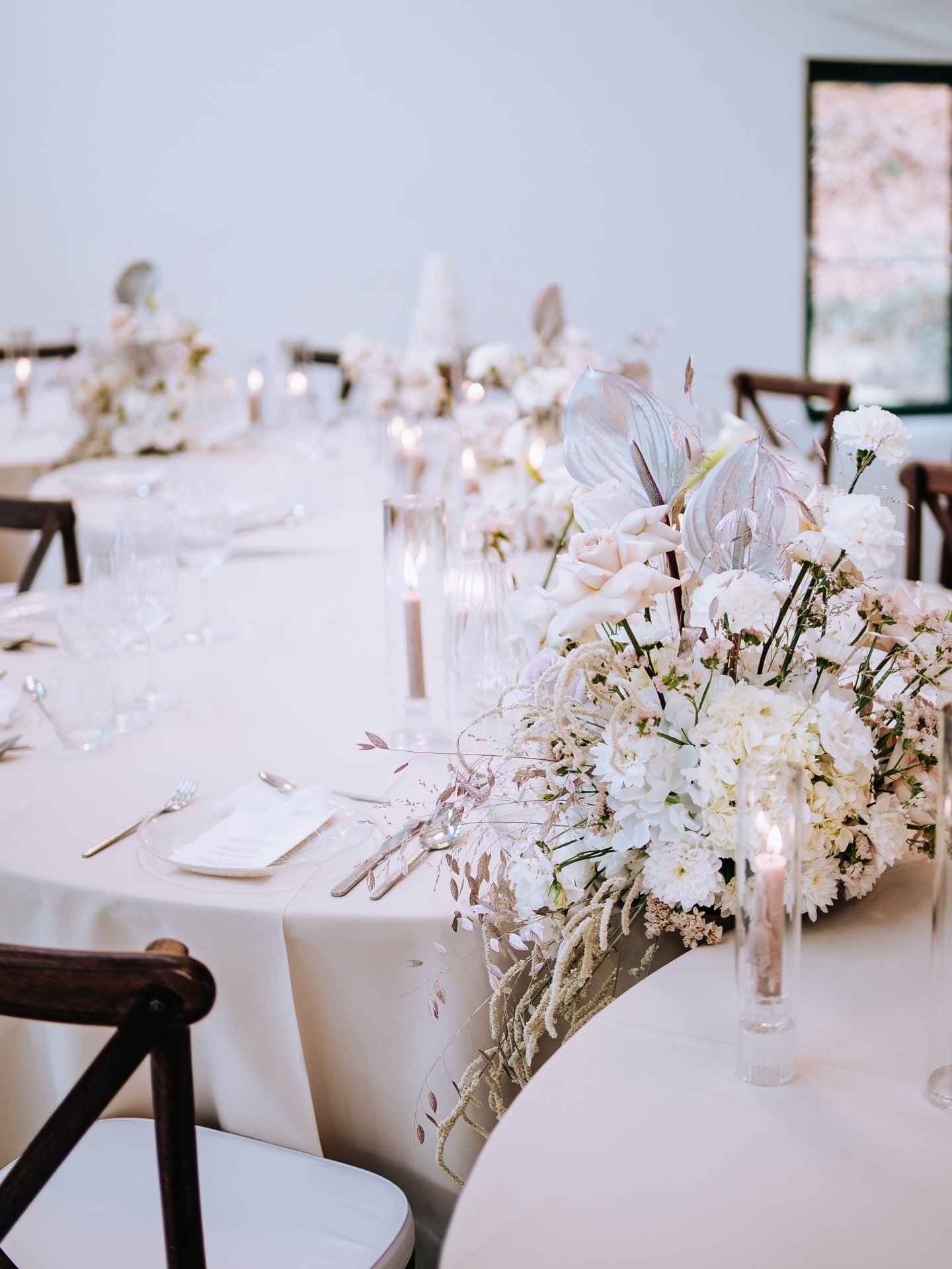 a setting designed to be remembered 🤍

#weddingdecor #hochzeitsdekoration #neutralweddingcolors #softaesthetic #modernlove 

Floristik: @lillysloopdesign
Dekoration: @crejativ_dekoverleih
Papeterie: @am_designwerk @js.papeterie 
Konditorei: @kondito