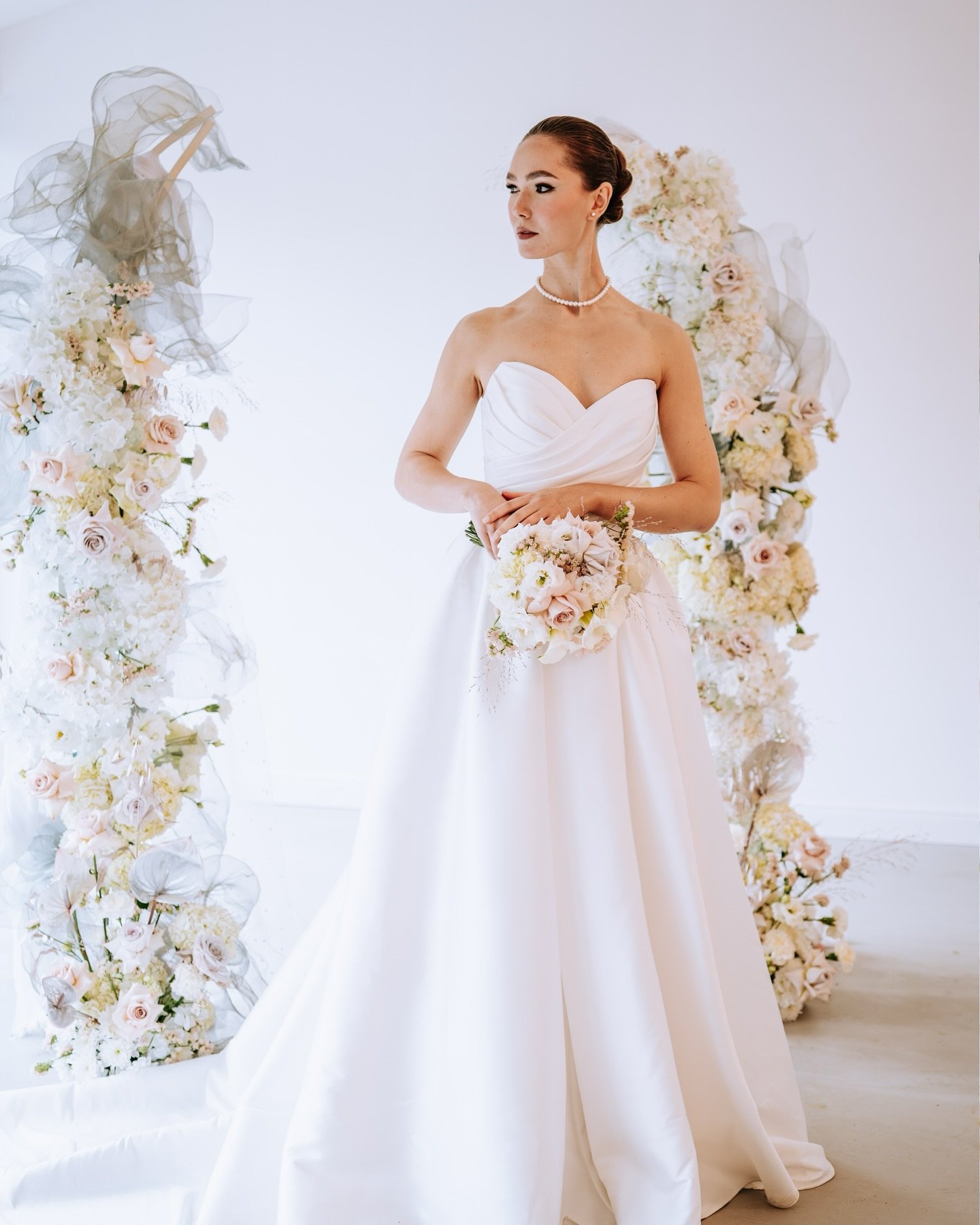 soft, elegant &amp; effortlessly beautiful. 🤍

#softaesthetic #modernlove #cleanvibes #neutraltones #editorialfeel #hochzeit #weddingvibes #weddingdayfeels #modernwedding #hochzeitsinspiration #weddingdetails #hochzeitsideen #bridallook #bridalstyle