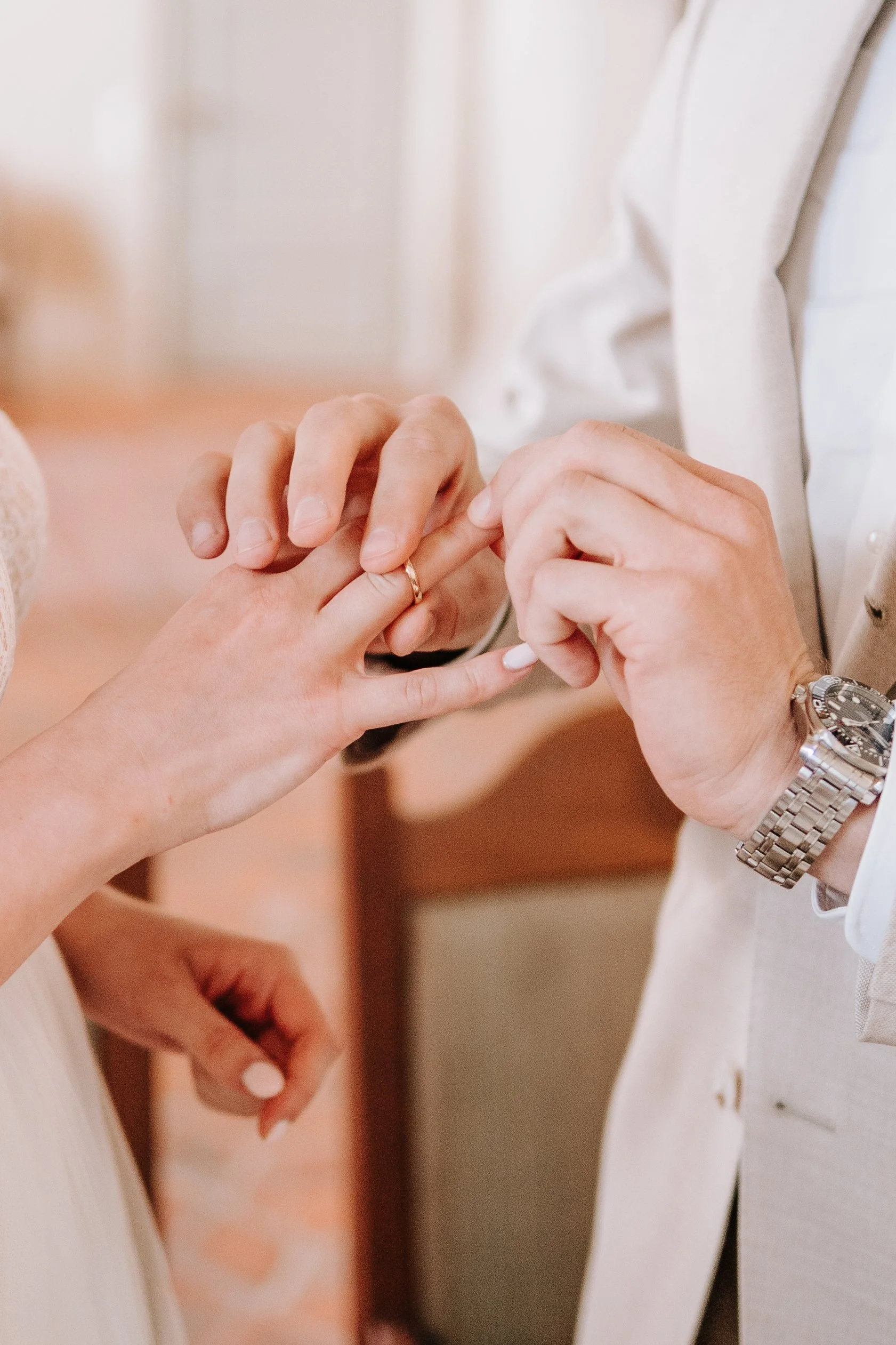 Ein Paar tauscht Eheringe bei einer Hochzeit.