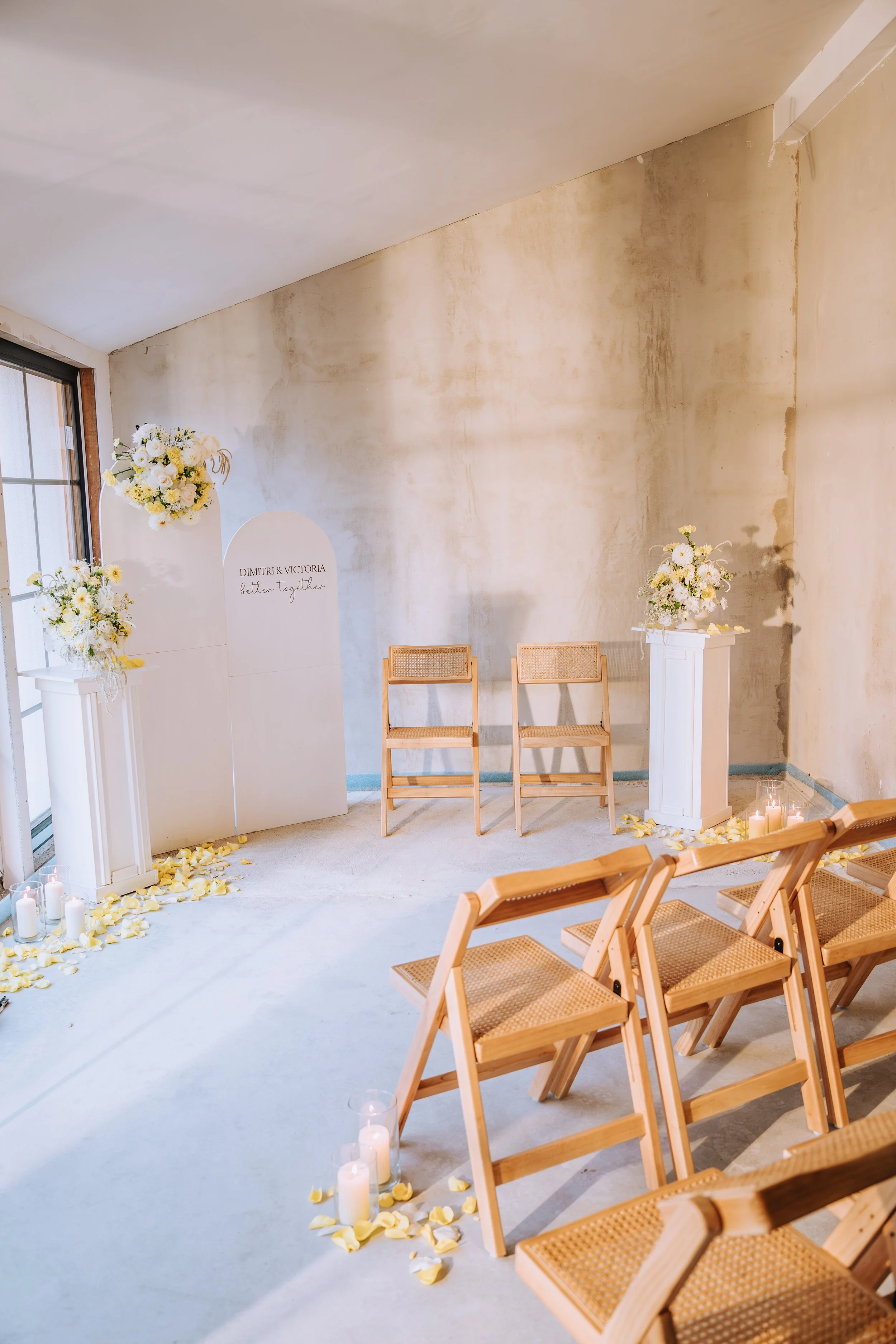 Leerer Trauzimmer mit Blumen, Kerzen und Holzbänken, vorbereitet für eine Hochzeit.