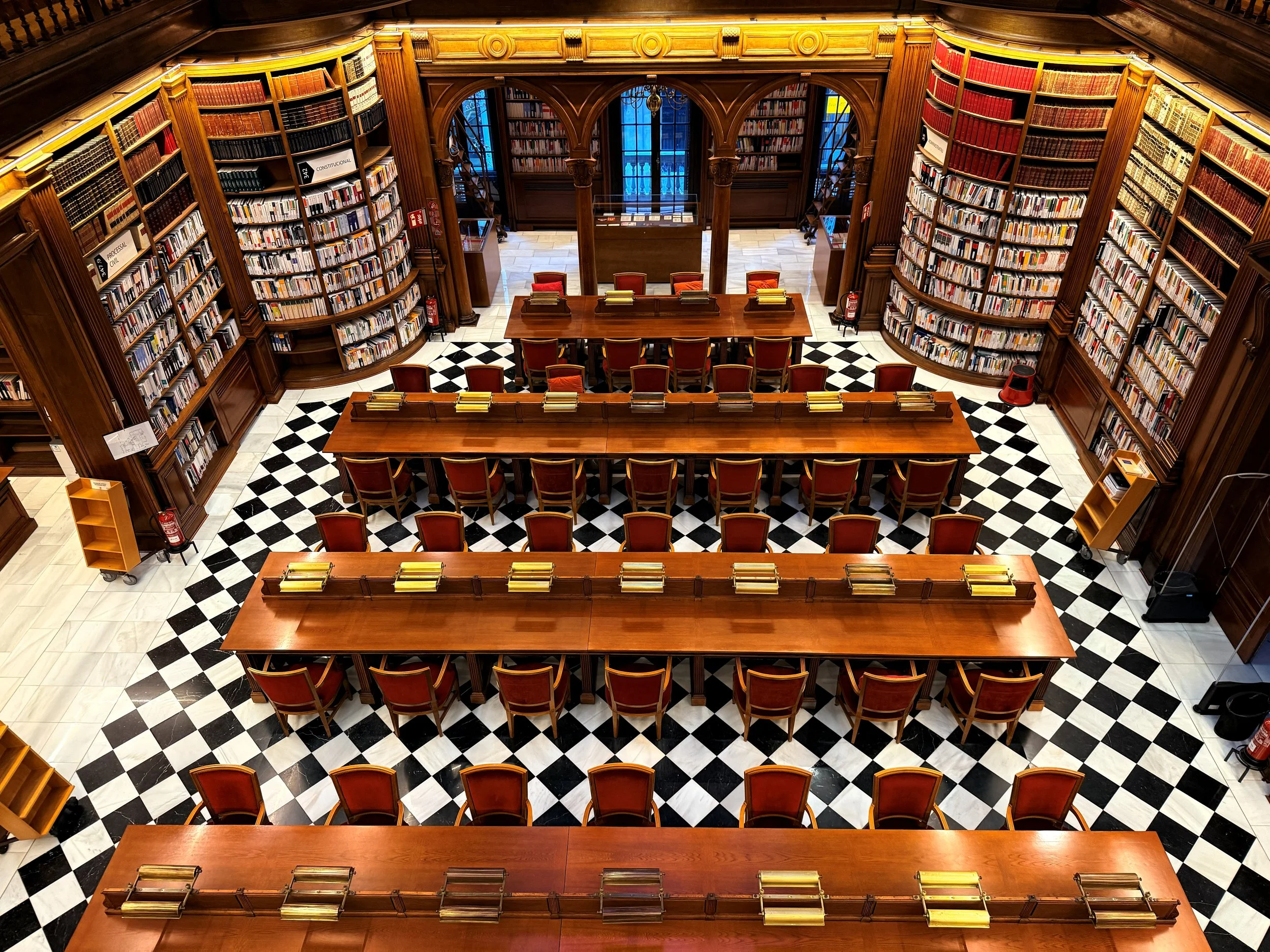 Suelo blanco y negro de biblioteca. 