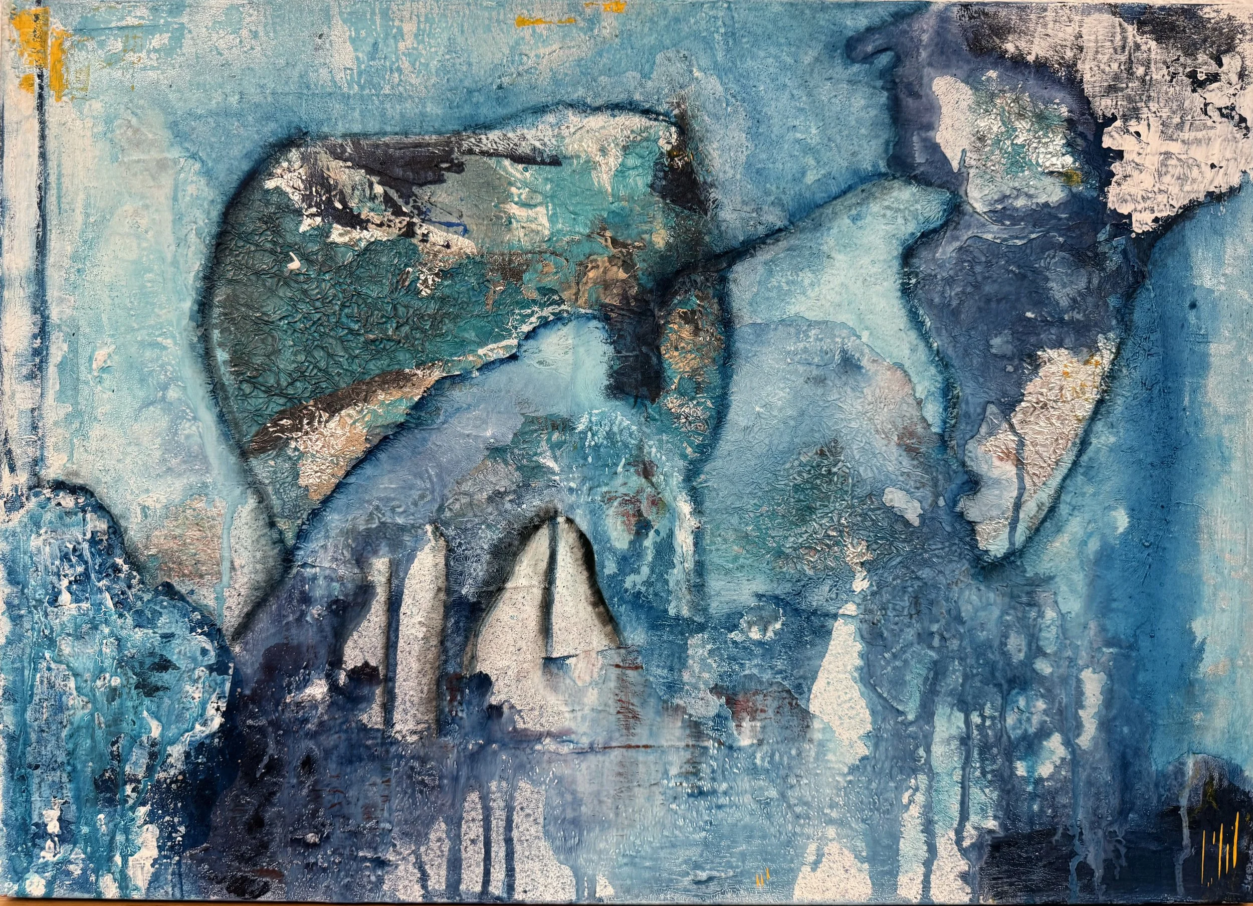 Abstraktes Gemälde mit blauen, weißen, schwarzen und silbernen Texturen und Farbverläufen.