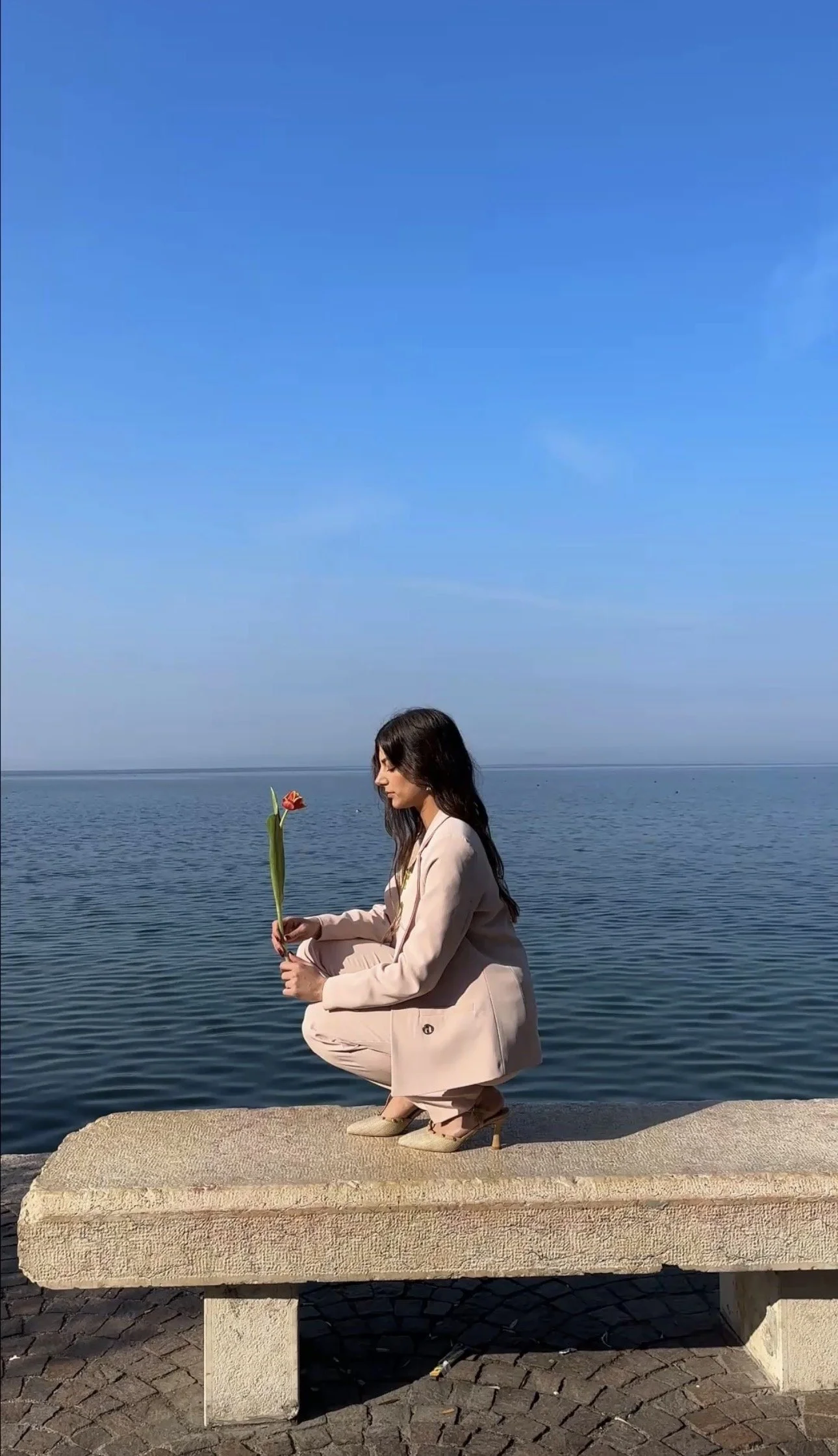 ragazza con abbigliamento