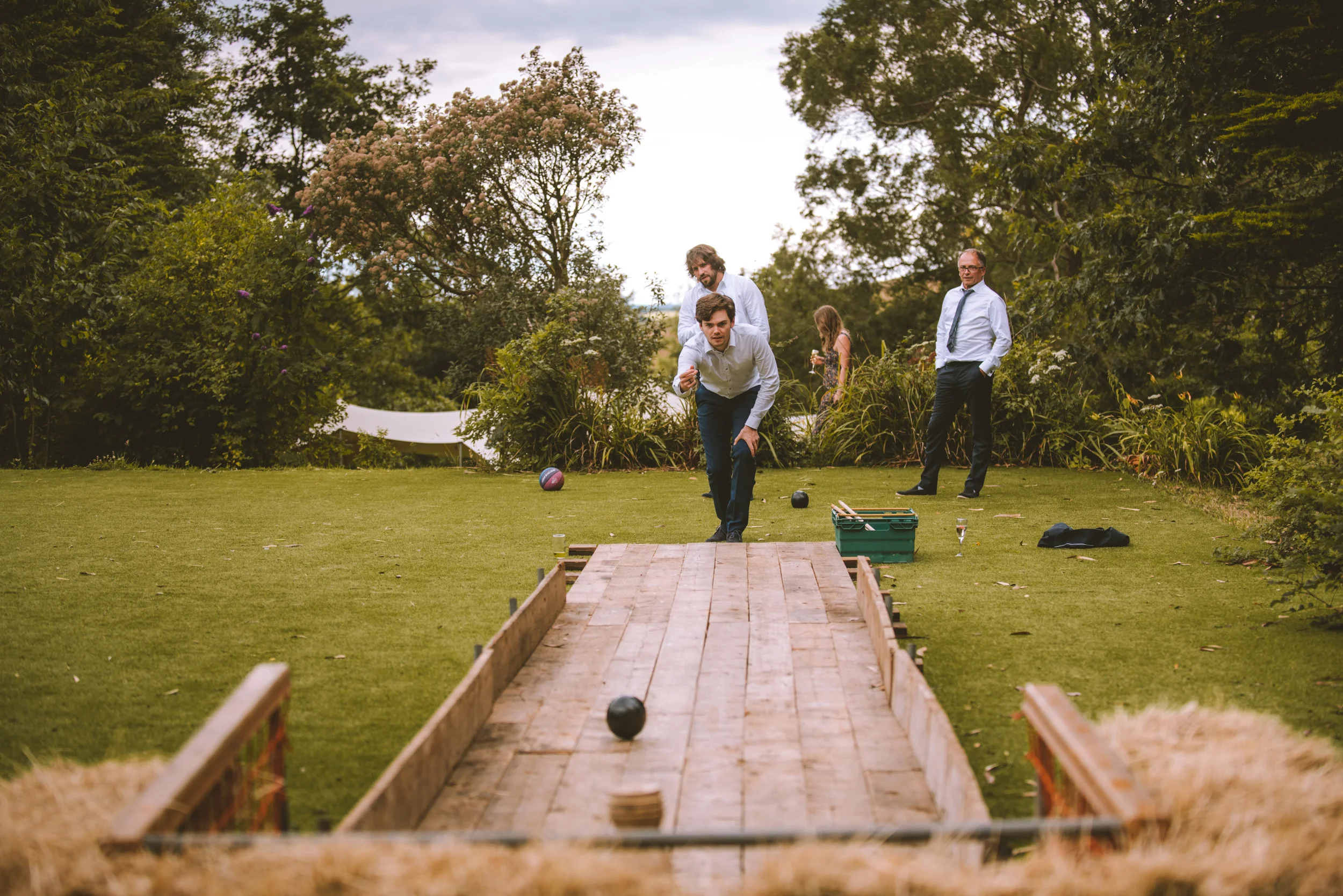 Guests playing outdoor games at wedding in Cornwall by wedding photographer Mark Shaw Photography