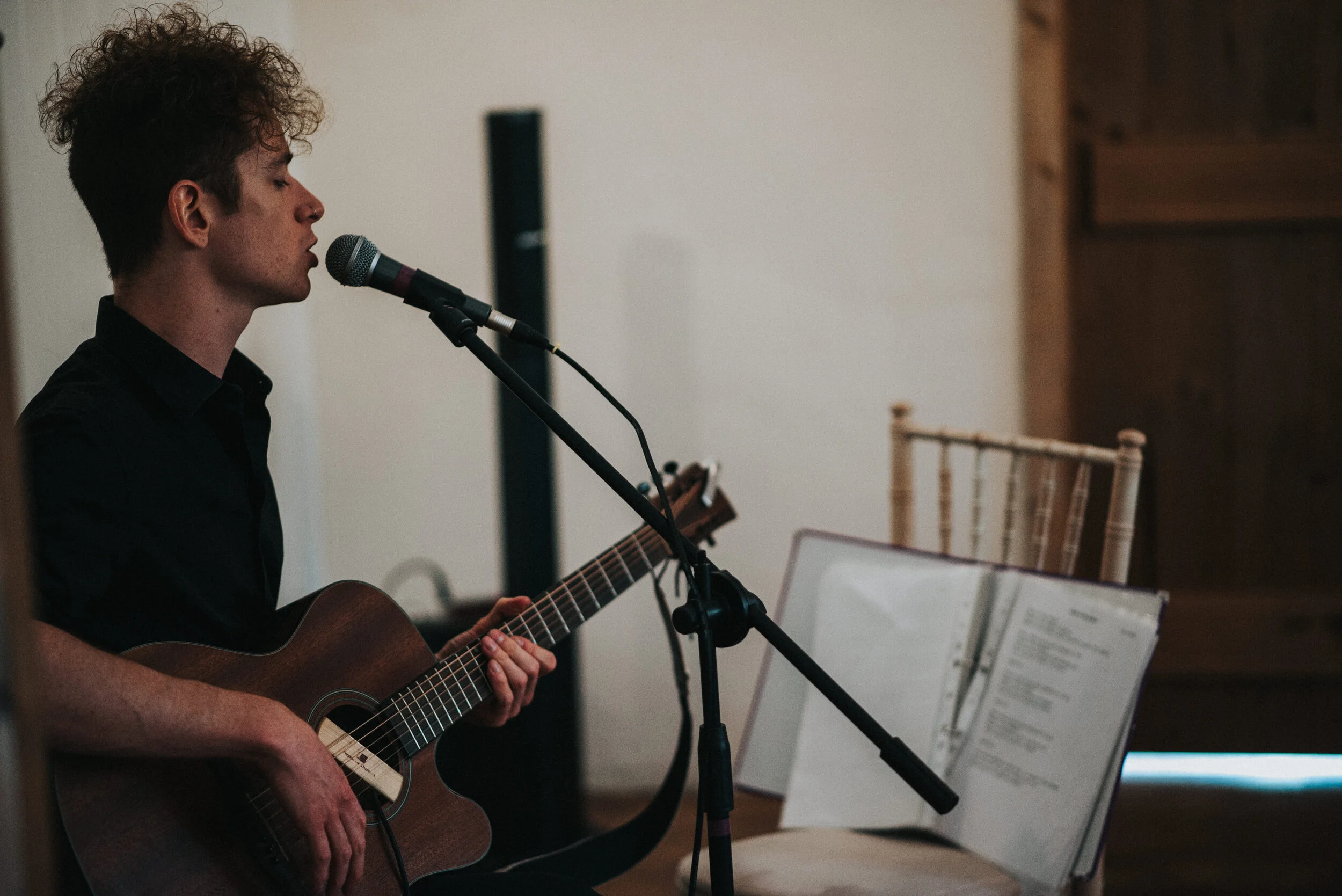 Guitarist at Launcells Barton in Bude, captured by Cornwall wedding photographer Mark Shaw Photography


