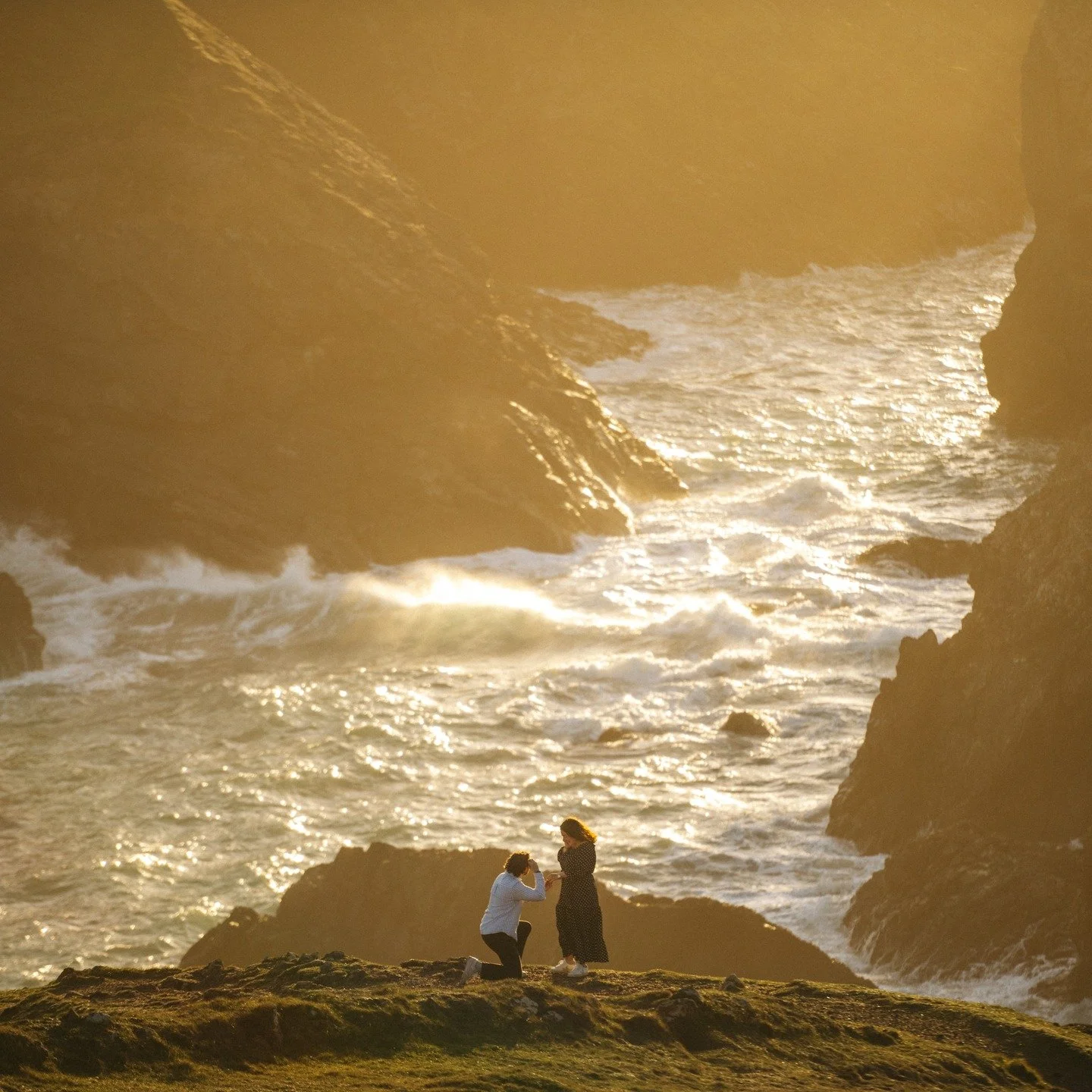 Surprise engagement proposal at golden hour on the Lizard Peninsula in Cornwall 💍 🌅 📷 

#proposal #engagementproposal #kynancecove #cornwall #cornwallphotographer