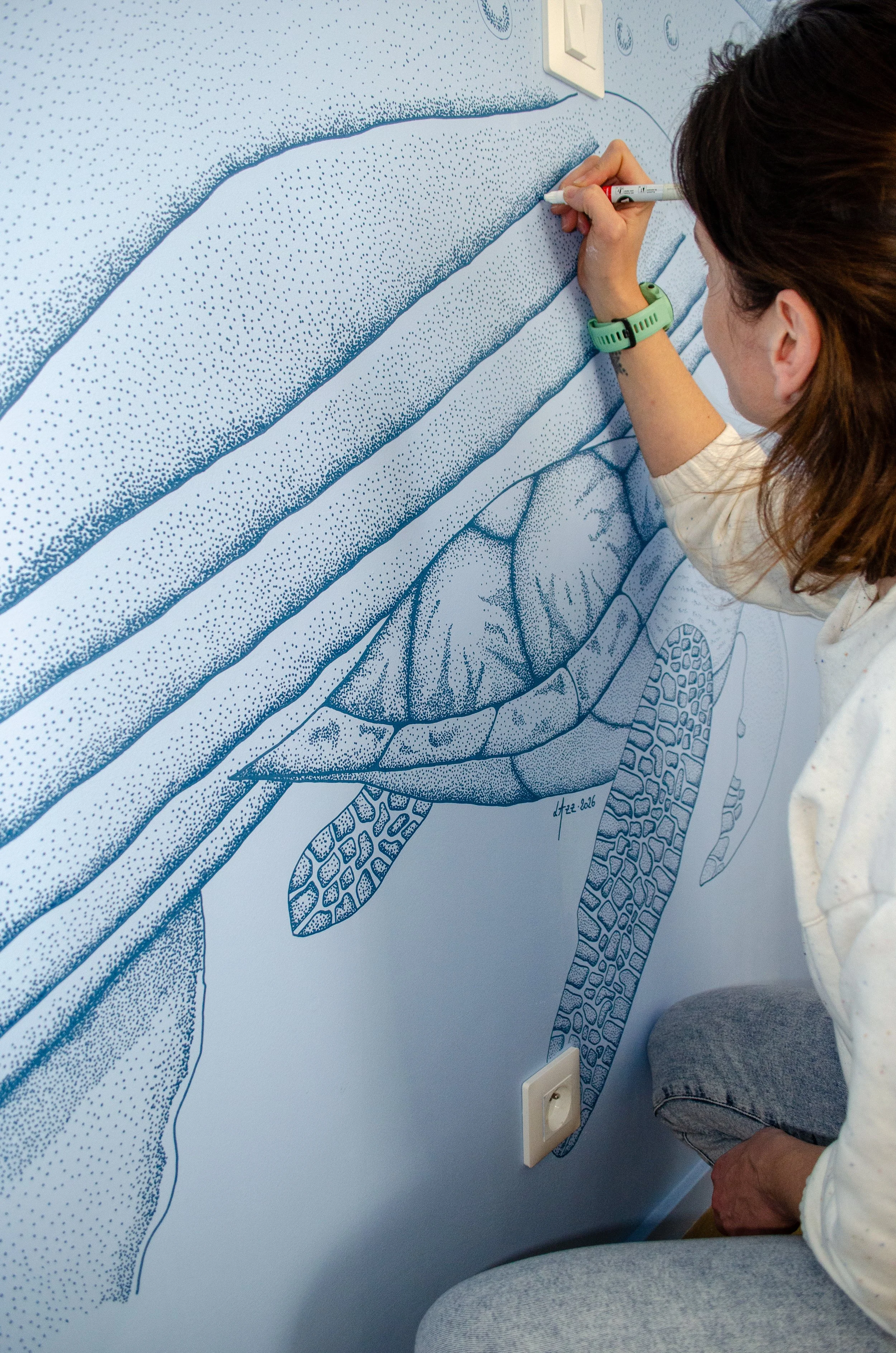  
 Sur mur 
 Un mur, c’est une autre échelle et souvent un nouveau terrain de jeu. Vous me racontez ce que vous aimeriez y voir, et j’imagine une fresque qui trouve naturellement sa place dans votre espace. 
 



 → 