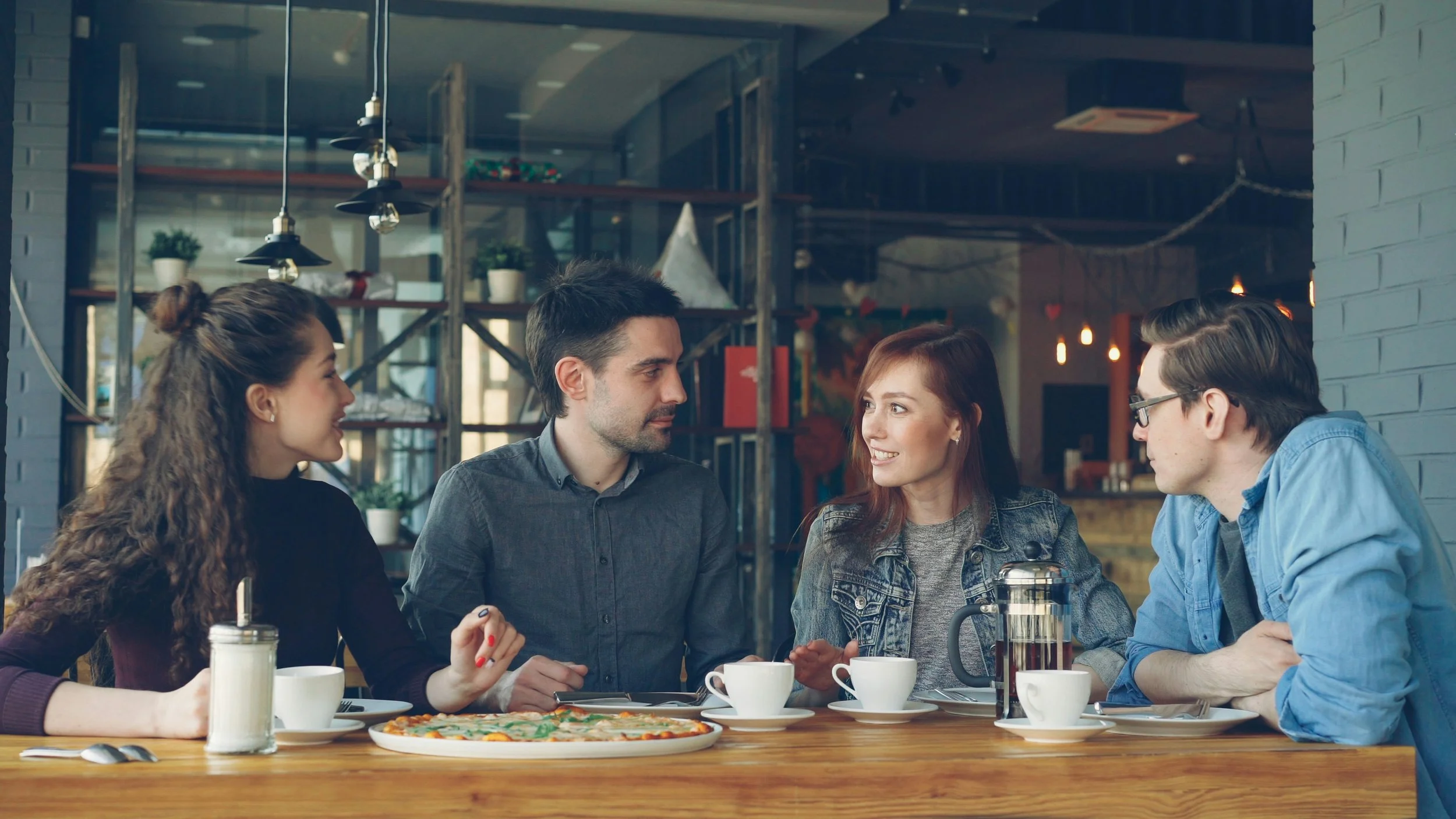 groupe d'amis dans un café