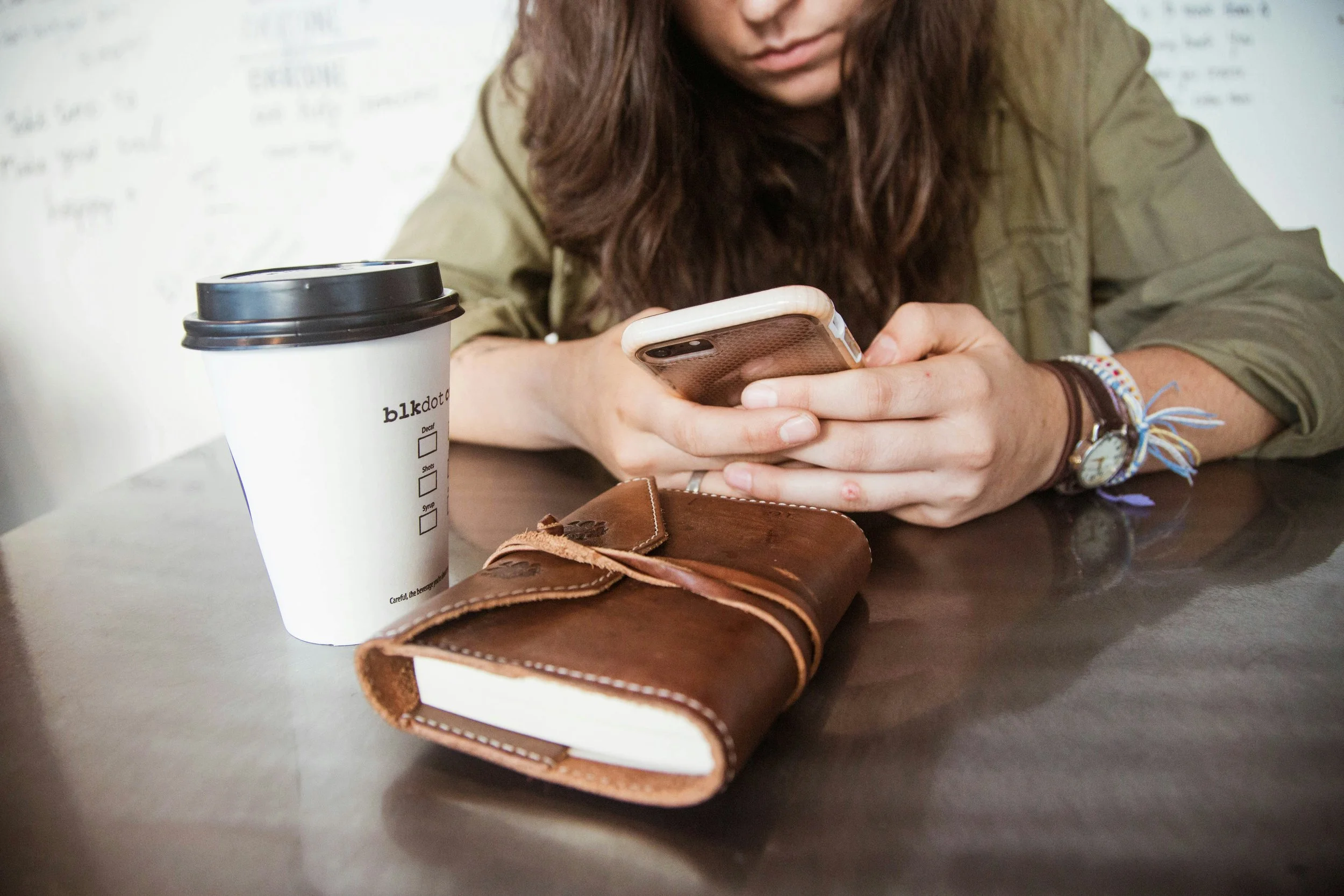 femme téléphone portefeuille