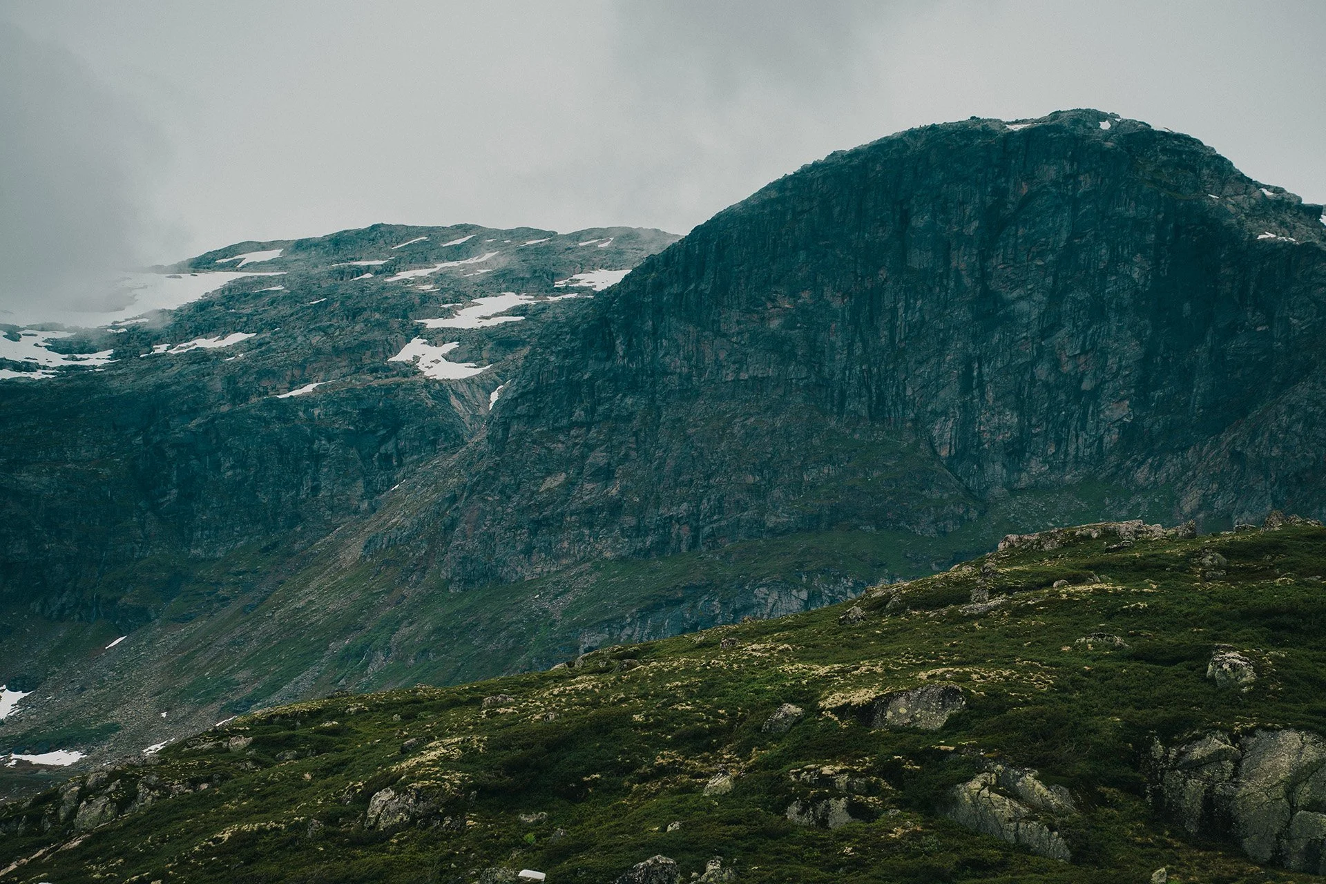Aki Suomela valokuvaus portfolio. Vuori ja pilvinen taivas Norjasta