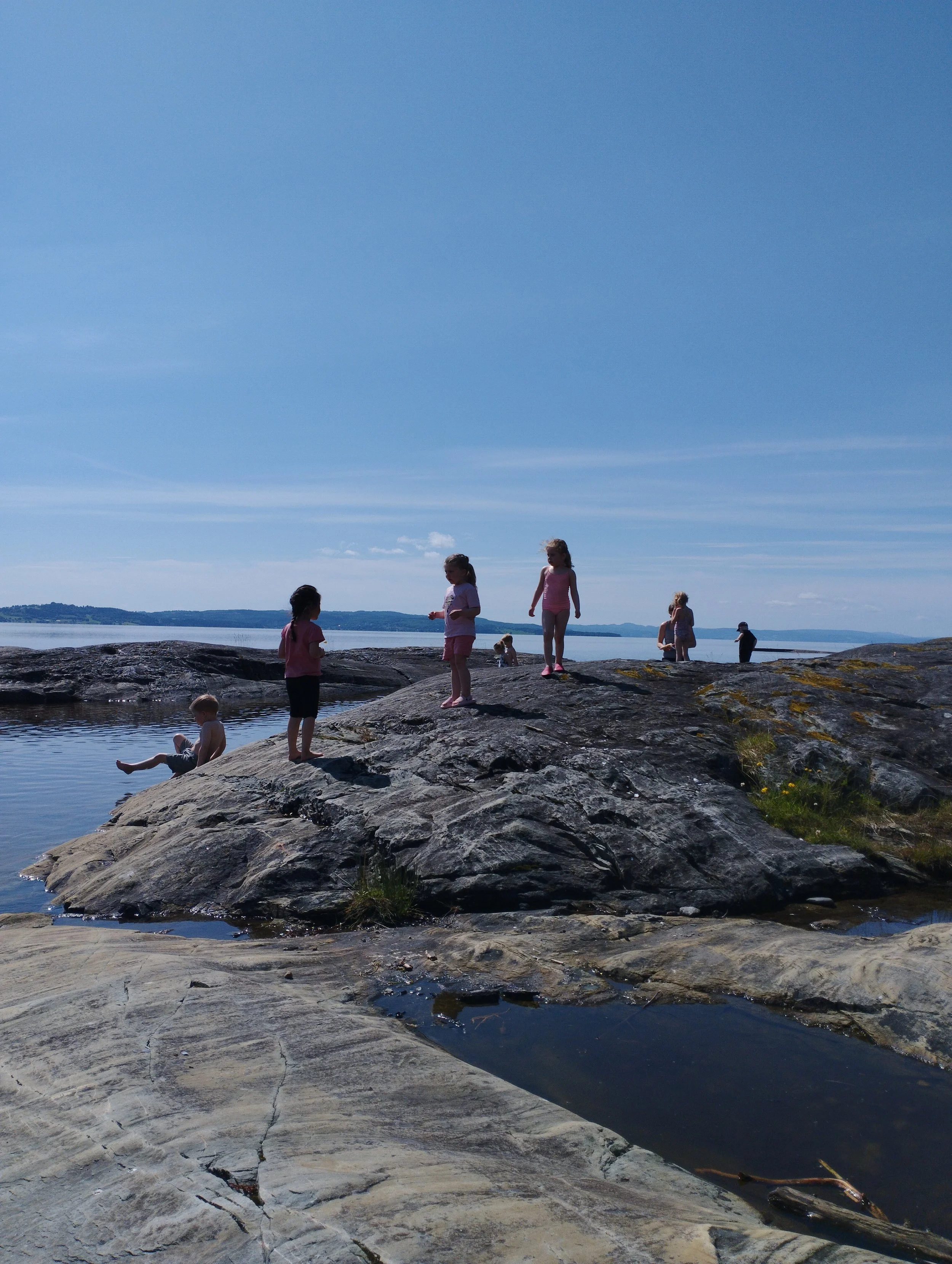 Barn som leker på svaberget en sommerdag