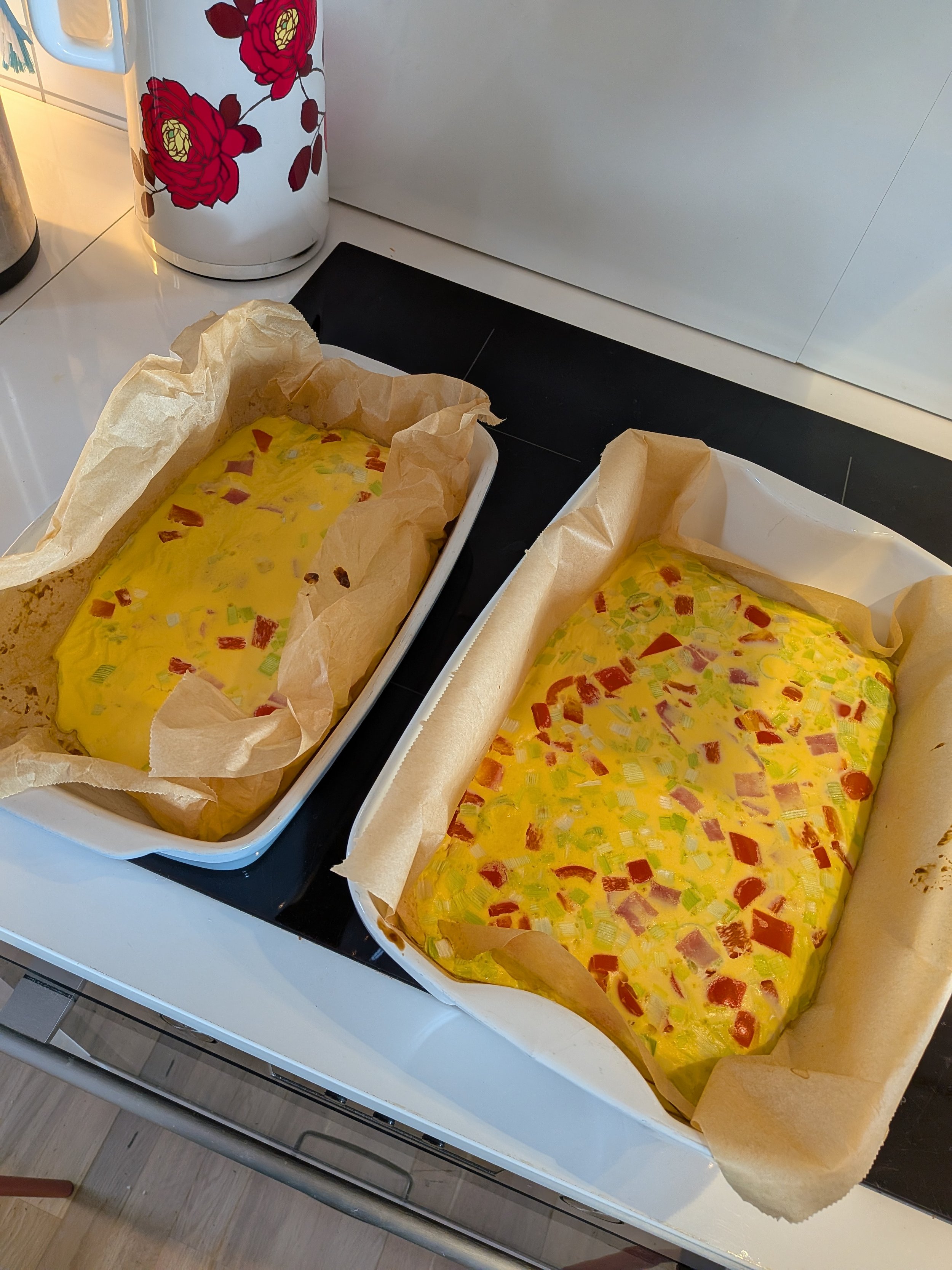 To former med omelett som står på komfyren