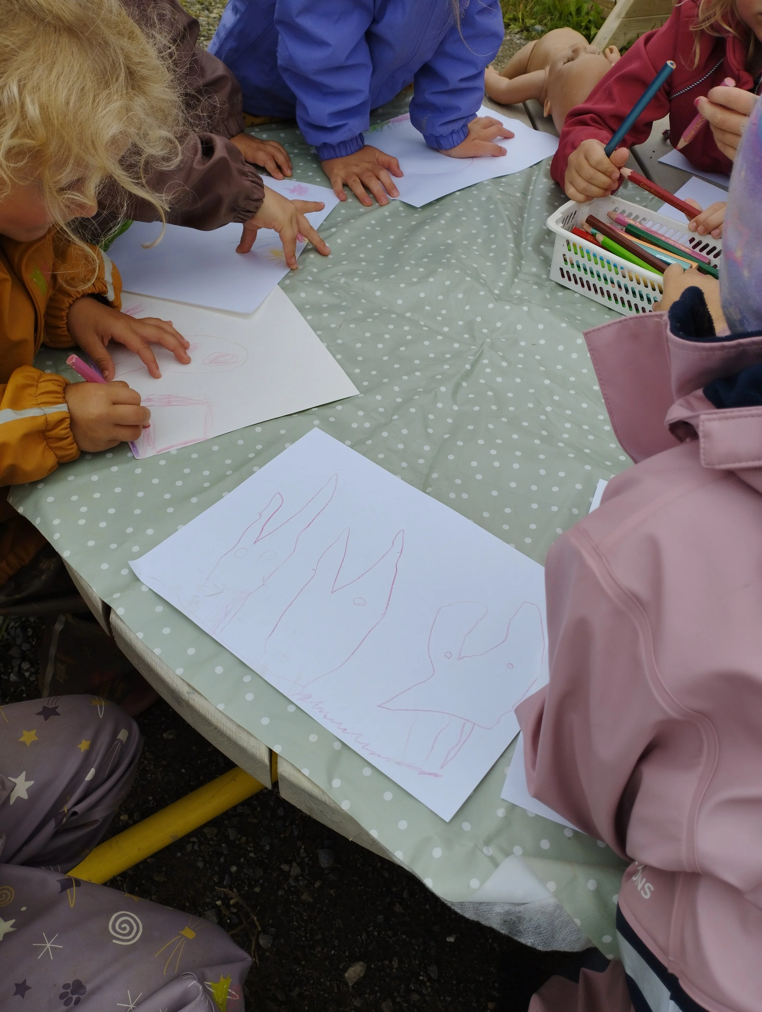 Tegne og skrive kan vi gjøre utendørs også. 