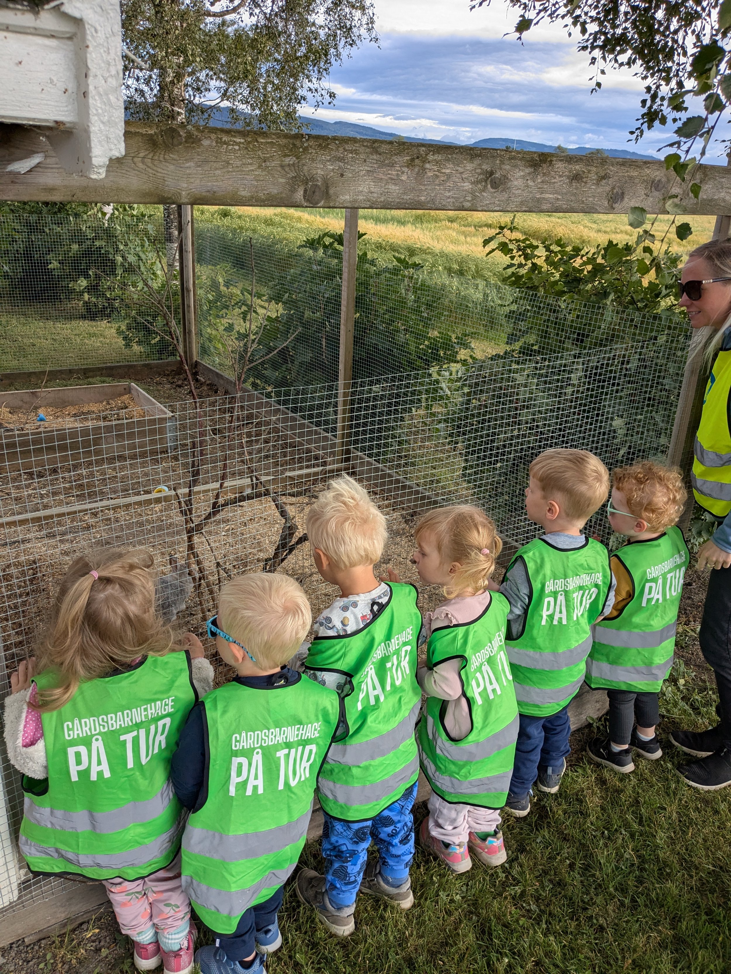 Gårdsbarnehage på tur