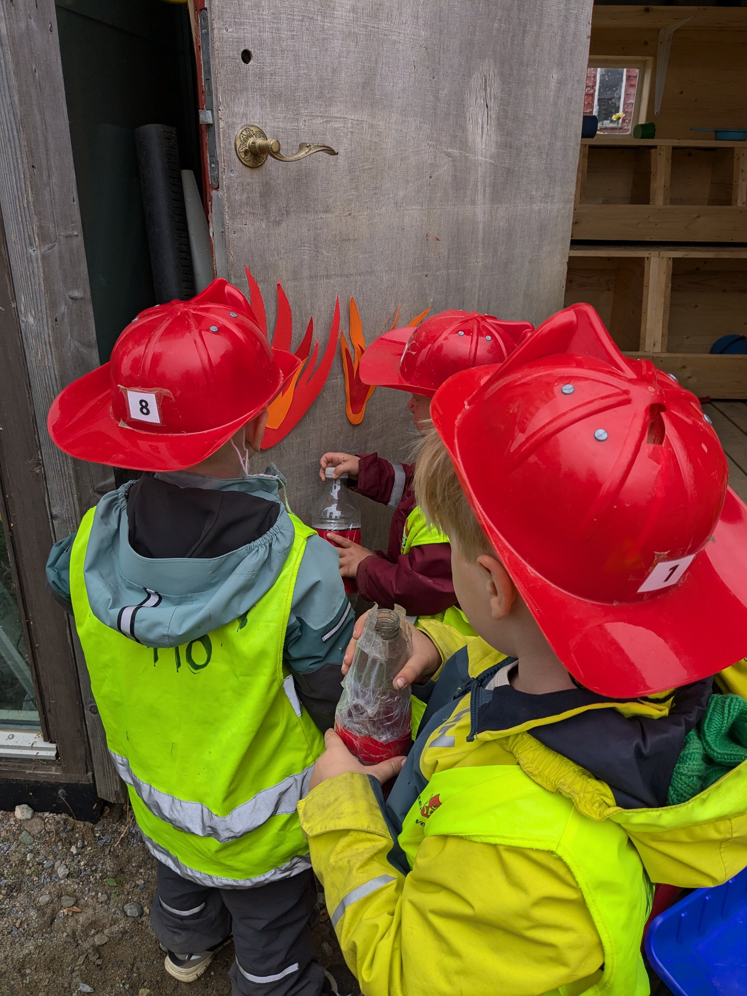 Brannkonstabler som slukker brann. 