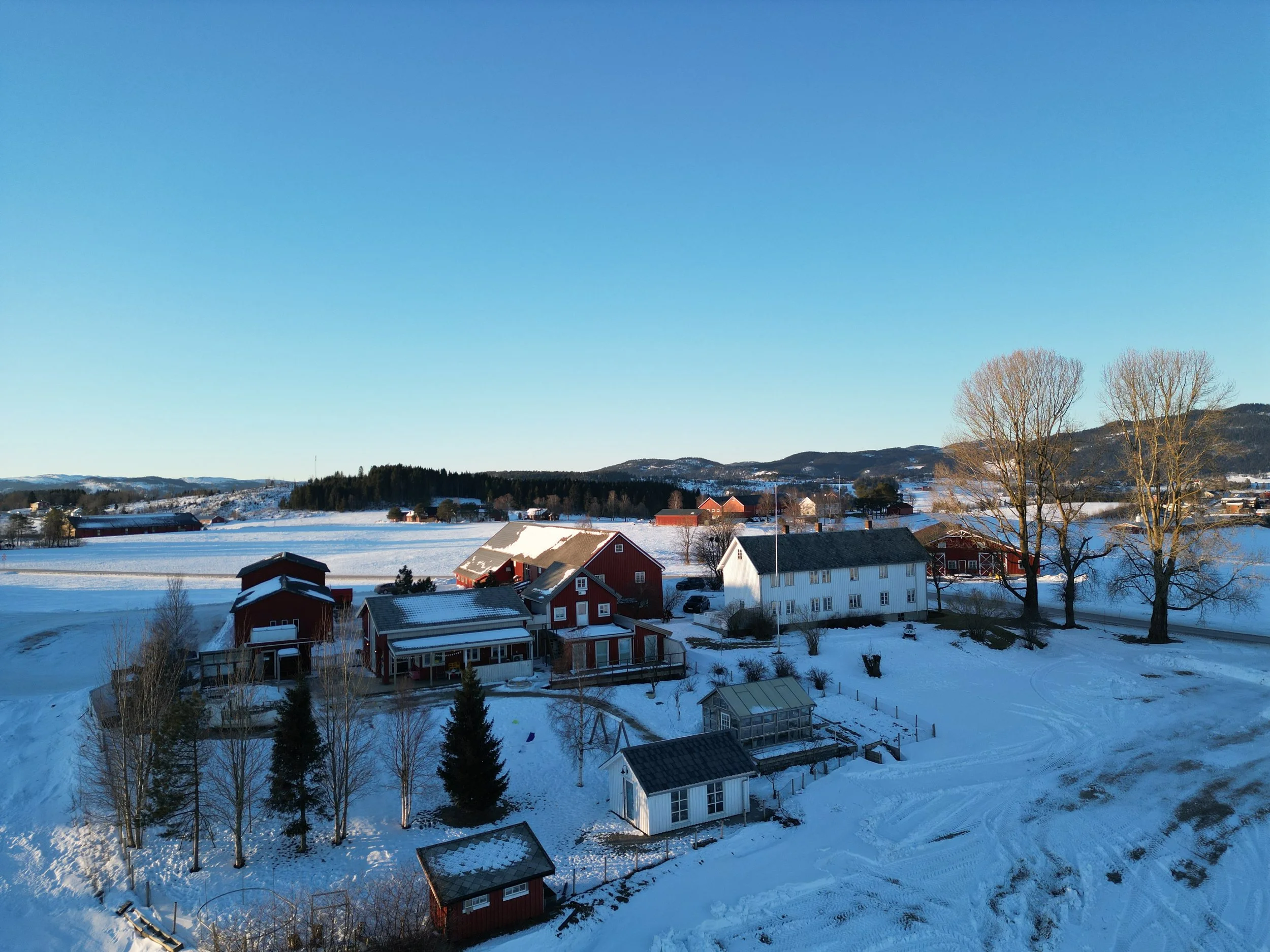 Oversiktsbilde over gården vinterstid