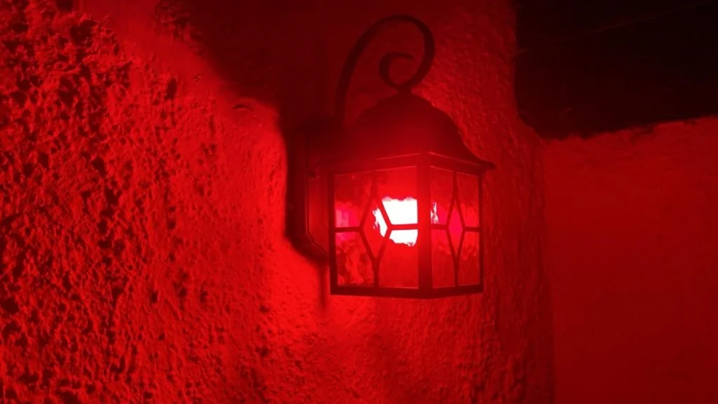 ¿Por qué luz roja por la noche?
