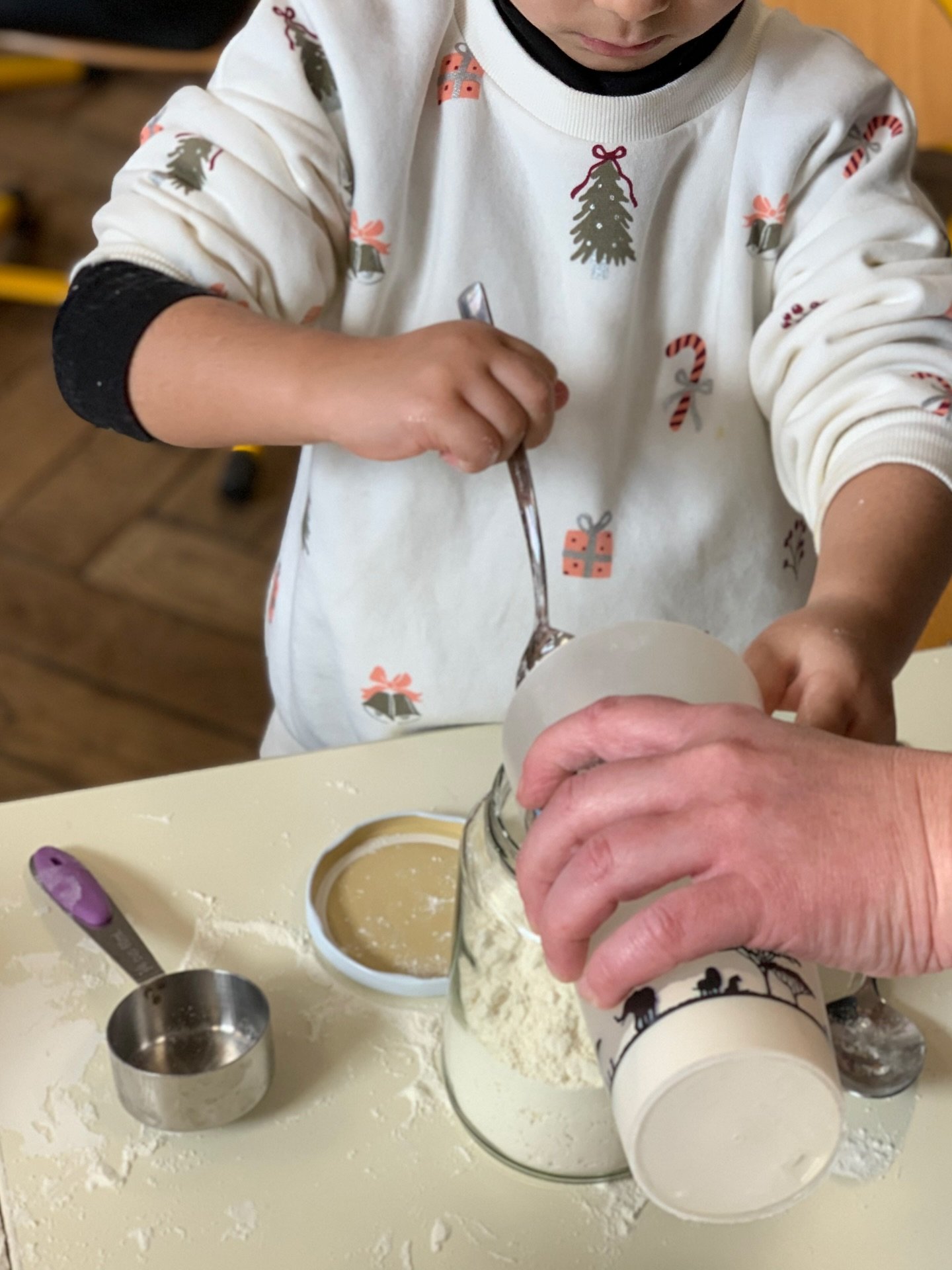 🎄DEZEMBRO🇵🇹

Sapins, paillettes, cuisine et beaucoup de chocolats ! La chanson 🎵 Pinheirinho &eacute;tait ma&icirc;tris&eacute;e et les enfants m&eacute;ritaient une bonne pause. Les histoires &eacute;taient empreintes d&rsquo;une petite touche d