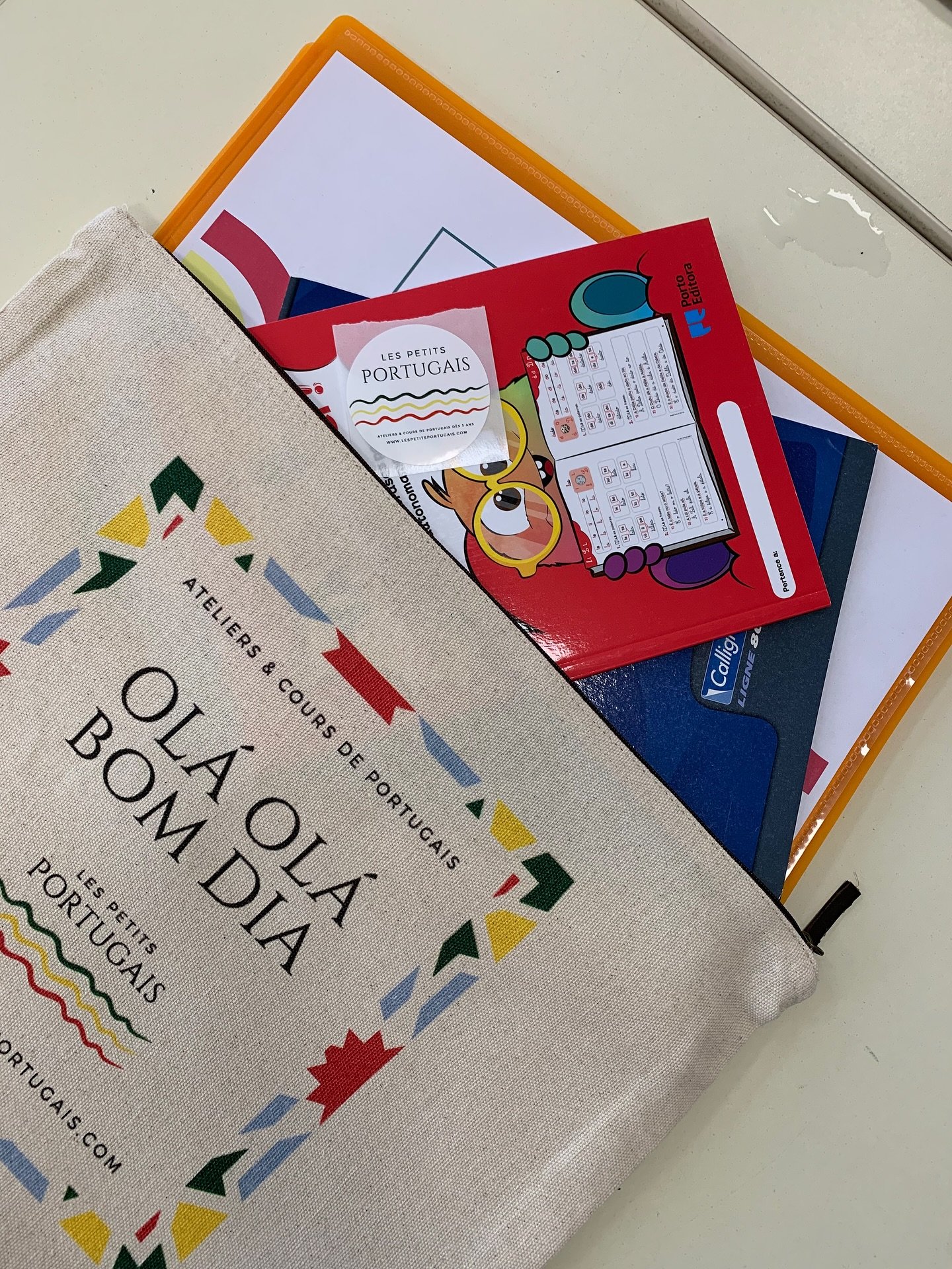 🎒SETEMBRO🇵🇹

Une cinquantaine d&rsquo;enfants ont fait leur rentr&eacute;e de portugais avec la joie de retrouver ou rencontrer Pipocas ! Il nous fait bien rire mais en esp&eacute;rant que ses b&ecirc;tises n&rsquo;inspireront pas les enfants 😅

