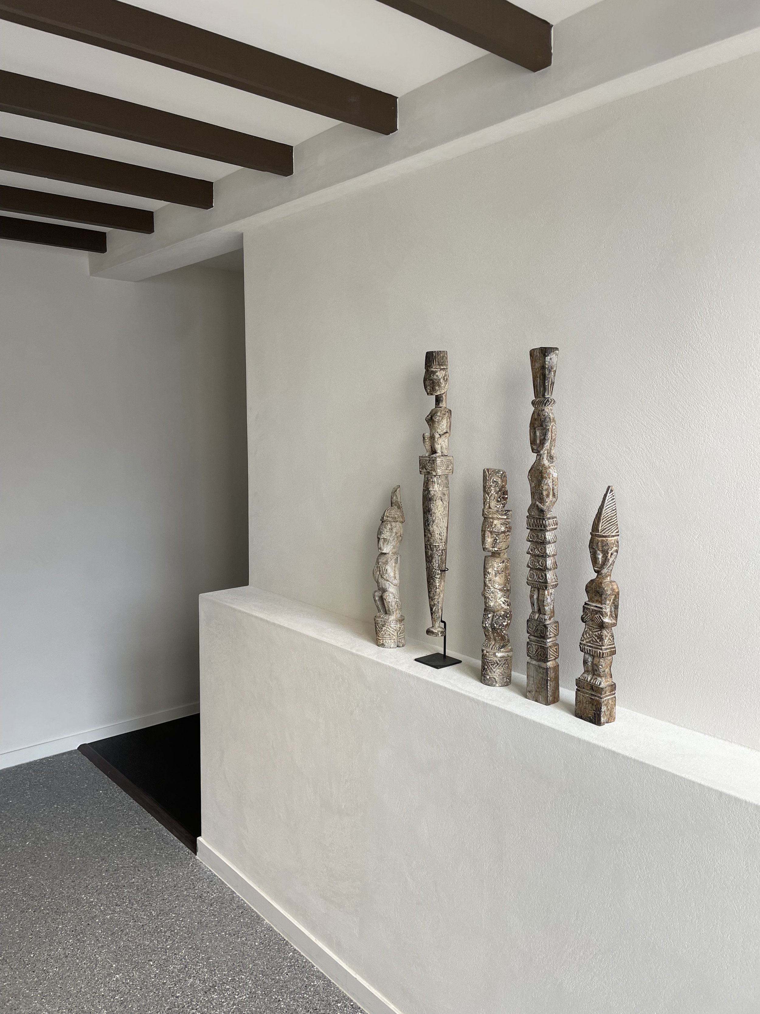 Custom plastering and interior wall finishing for a high-end residential space, creating smooth architectural lines and a refined textured finish. Ideal for bespoke homes and designer interiors across the Gold Coast and Brisbane.