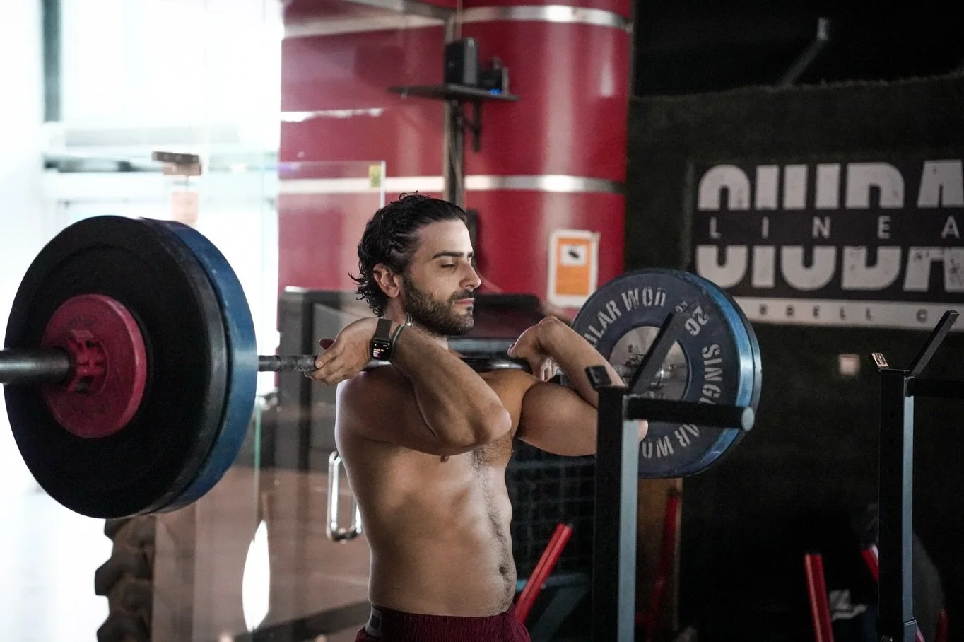&iquest;El JERK es solo un empuje? 👀
&iquest;Se usan las piernas? &iquest;Los brazos? &iquest;La espalda? &iquest;Todo a la vez? 🤔
El jerk es uno de esos movimientos que parecen sencillos&hellip; hasta que intentas hacerlo bien. Coordinaci&oacute;n