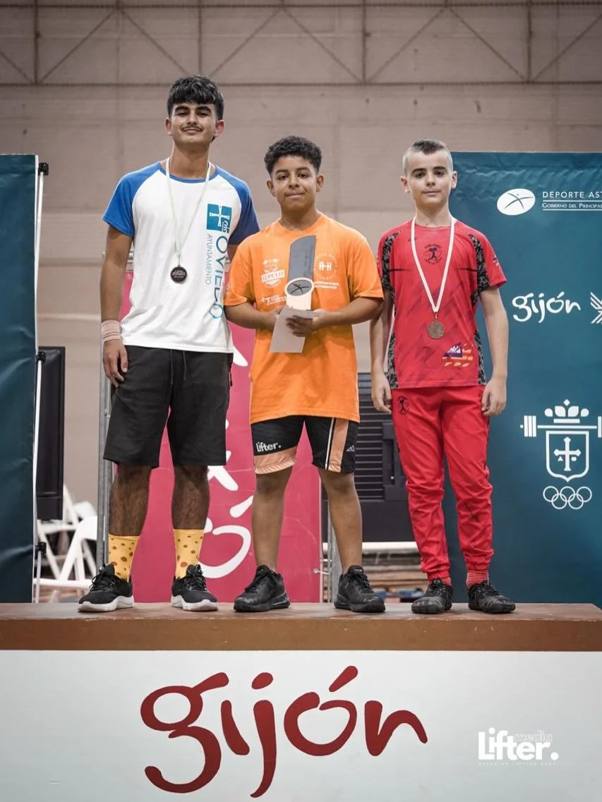 🏆 &iexcl;Qu&eacute; fin de semana en Gij&oacute;n!
Nuestros chicos y chicas se desplazaron hasta Asturias invitados por la Escuela Astur para participar en el IX Trofeo Escuela Astur, y volvieron con los deberes m&aacute;s que hechos. Compitieron co