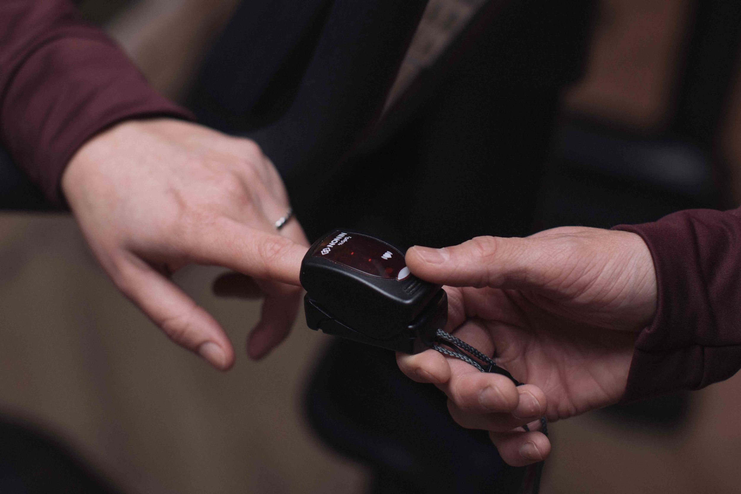 Goed Fysio Persoon controleert een digitale hartslagmeter of smartwatch.