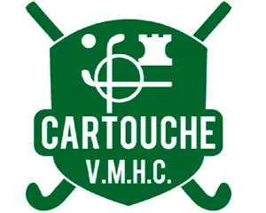 Groen logo met klaprozen en schrijffetst 'Cartouche V.M.H.C.' met twee kruisende geweren erachter.