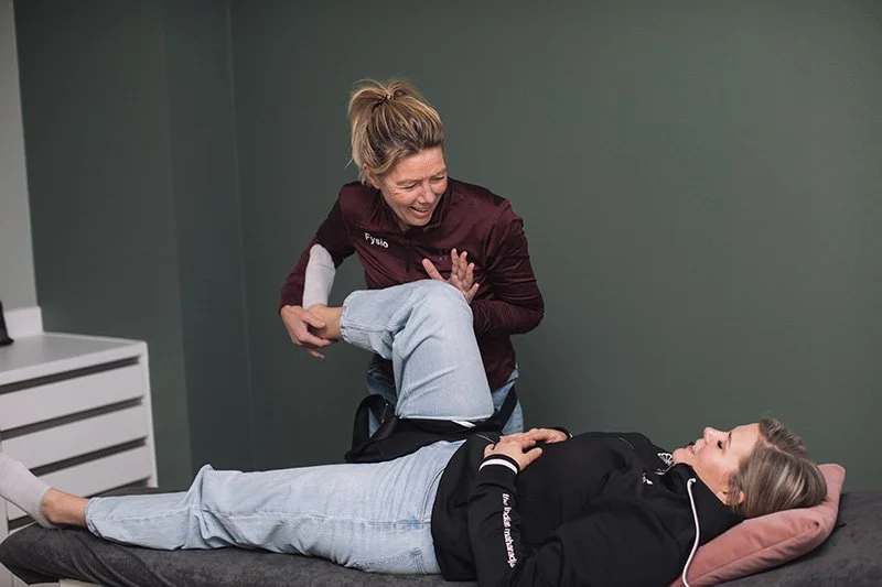 Goed Fysio Fysiotherapeut die een patiënt behandelt tijdens een therapie in een kliniek.