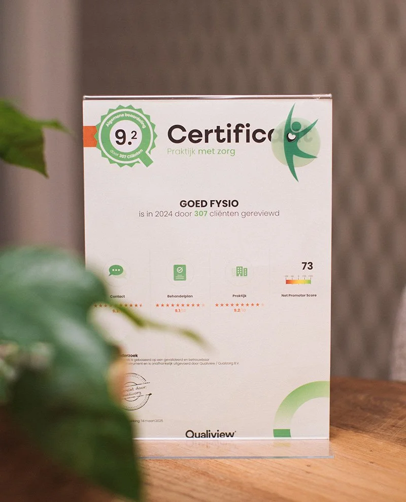 Certificaat getoond op een tafel dat door 307 klanten in 2024 is beoordeeld met een score van 9,2 voor een praktijk voor fysio met zorg, met enkele grafieken en een groene grafische figuur.