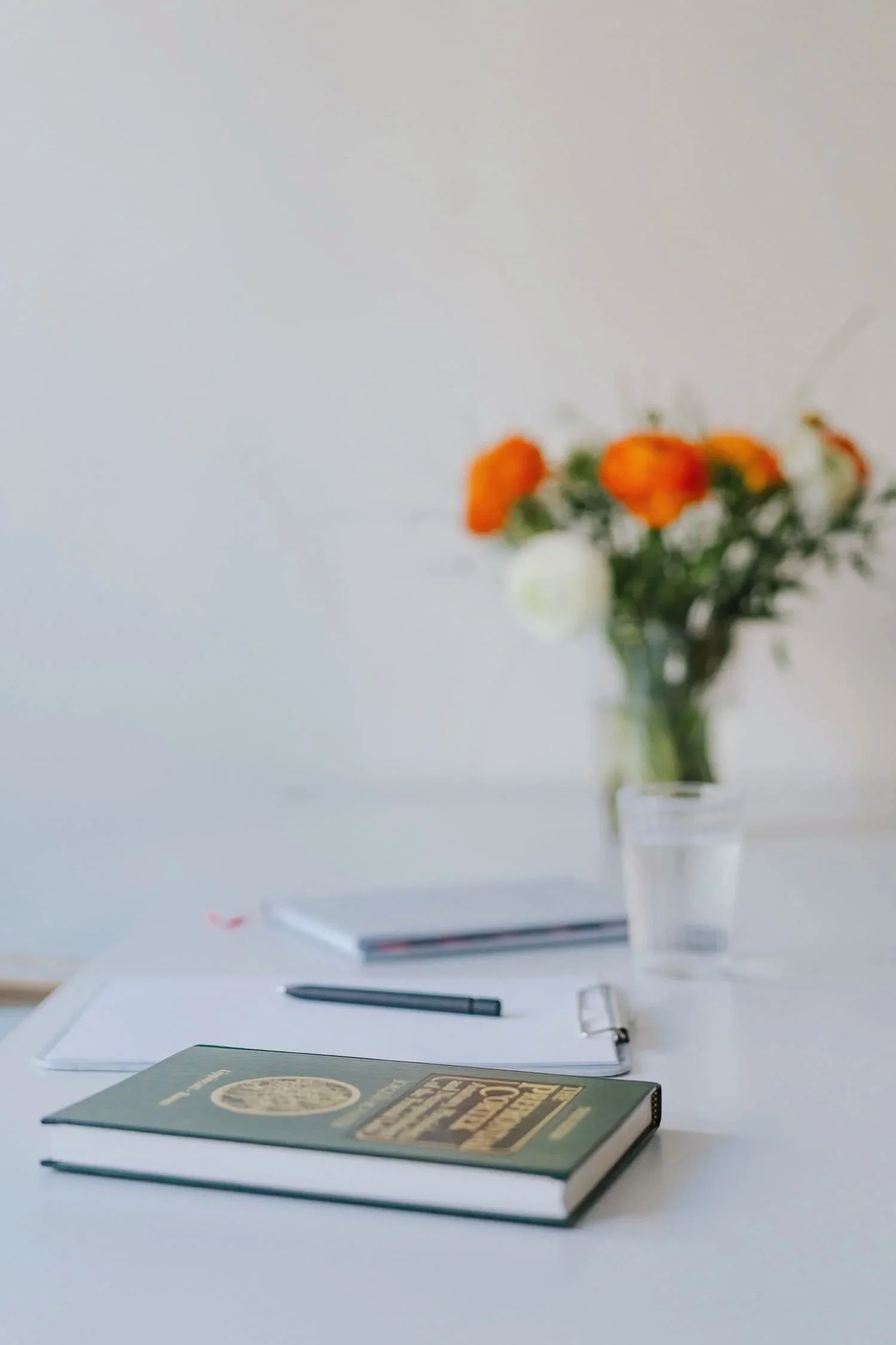 Buch und Blumenstrauss