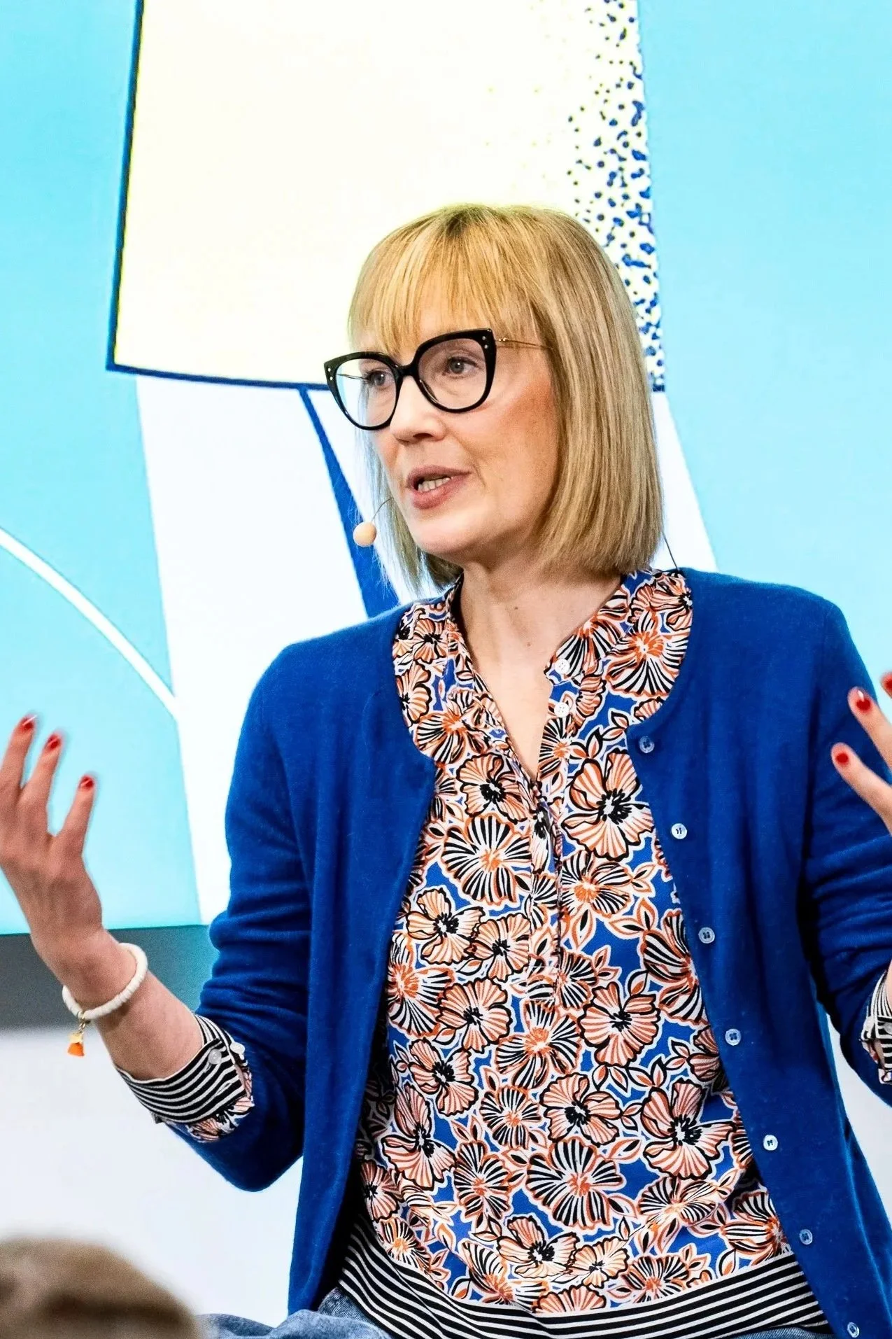 Franziska Ivens hält einen Vortrag zu KI im Kontext von Krebs vor Publikum.